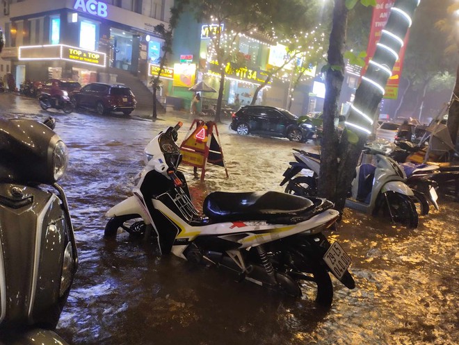 Ảnh, clip: Hà Nội mưa như trút nước tối cuối tuần, người dân bì bõm di chuyển khó khăn - Ảnh 22.