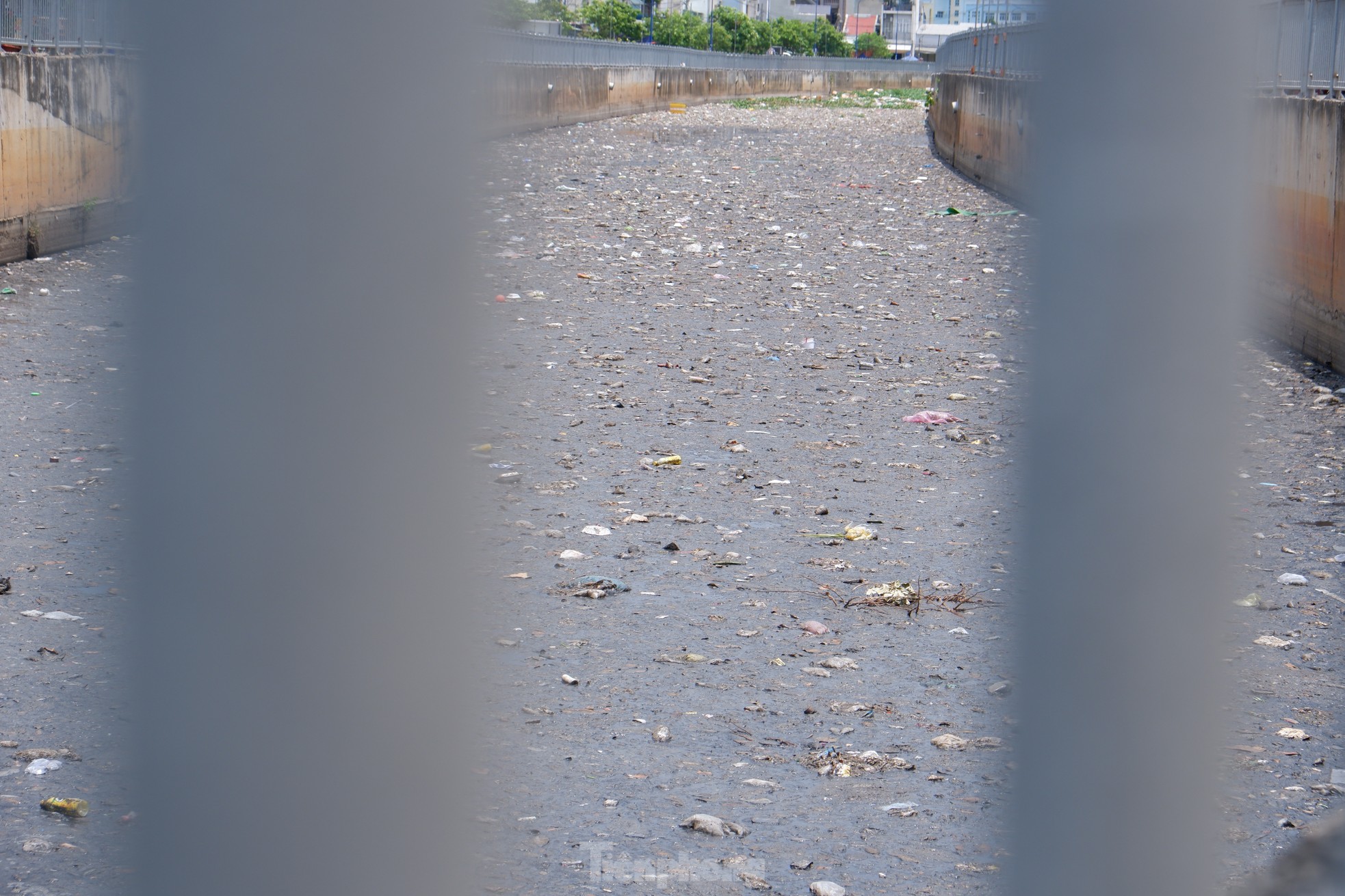 Sau 2 năm cải tạo với hơn 600 tỷ đồng, kênh Nước Đen lại ngập ngụa rác - Ảnh 14.