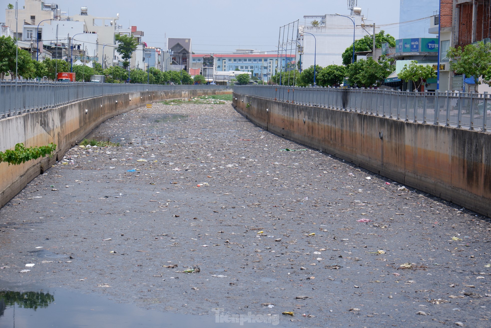 Sau 2 năm cải tạo với hơn 600 tỷ đồng, kênh Nước Đen lại ngập ngụa rác - Ảnh 4.