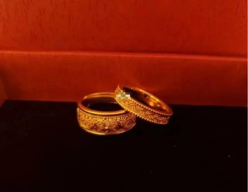 Mua nhẫn hơn 1/3 chỉ vàng, được ông chủ tặng thêm 0,9g: người phụ nữ lập tức báo cảnh sát vì một lý do - Ảnh 2.