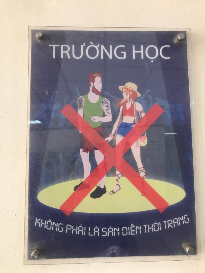 Xôn xao chiếc poster tại ĐH Sân khấu Điện ảnh Hà Nội với nội dung gây tranh cãi: &quot;Trường học không phải sàn diễn thời trang&quot; - Ảnh 2.