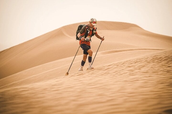 Sợ già, cụ ông 76 tuổi chạy bộ 250km trên sa mạc Sahara - Ảnh 3.