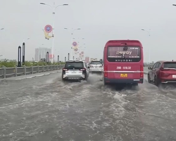 Người Hà Nội ‘bơi’ trên cầu Vĩnh Tuy trong cơn mưa giờ tan tầm - Ảnh 5.