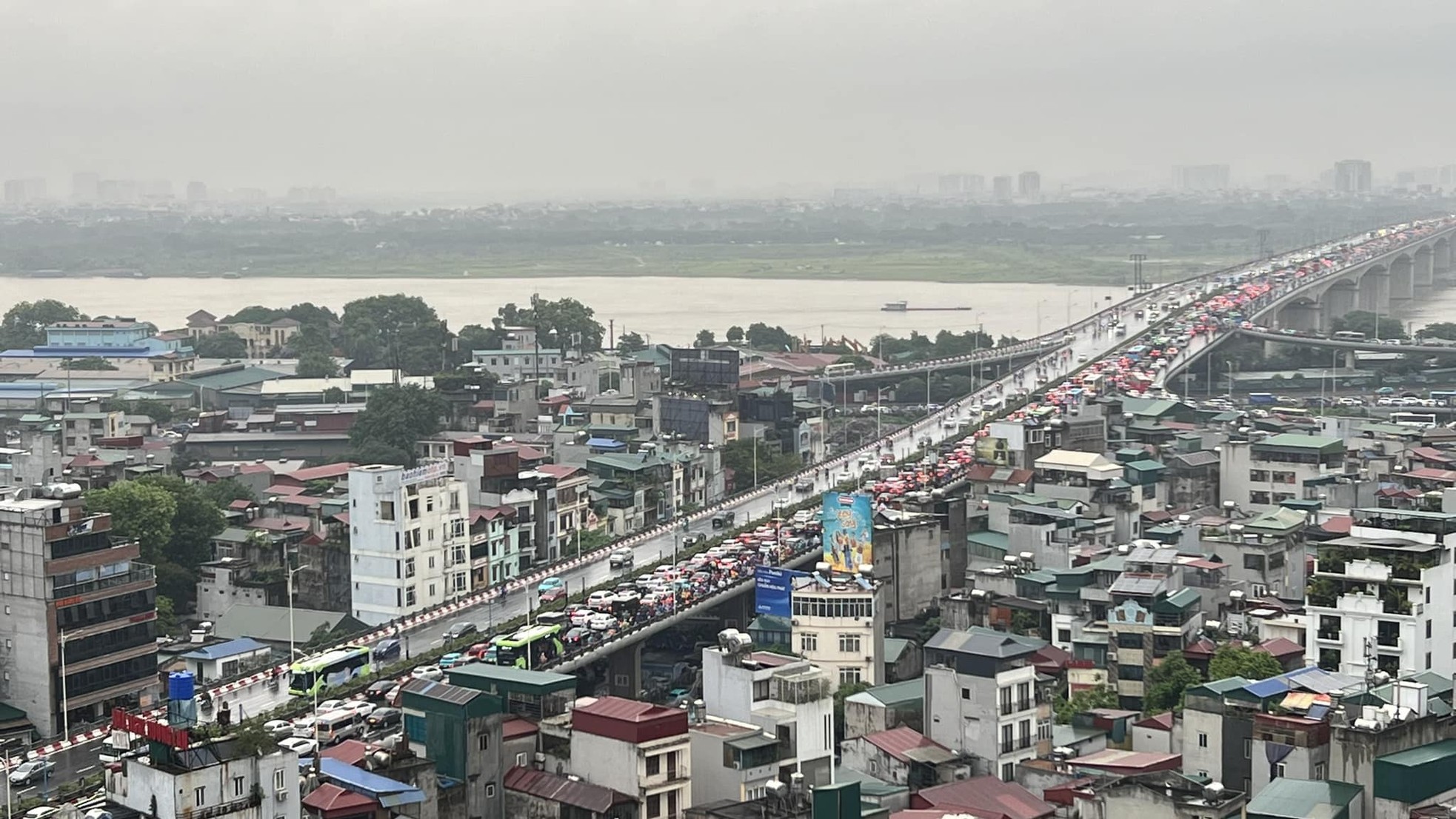 Người Hà Nội ‘bơi’ trên cầu Vĩnh Tuy trong cơn mưa giờ tan tầm - Ảnh 7.