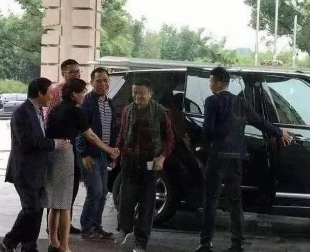 Đến buổi họp lớp, Jack Ma chụp một bức ảnh cũng gây bão mạng xã hội: Người xem gật gù ‘người này xứng đáng nhận sự kính nể’ - Ảnh 8.