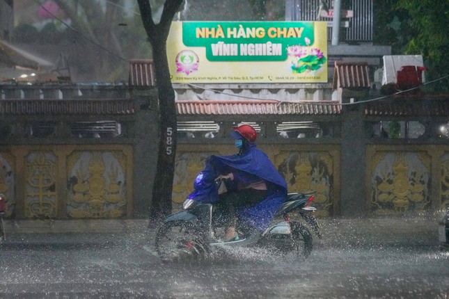 TPHCM mưa sầm sập, nước ngập nhiều tuyến đường - Ảnh 8.