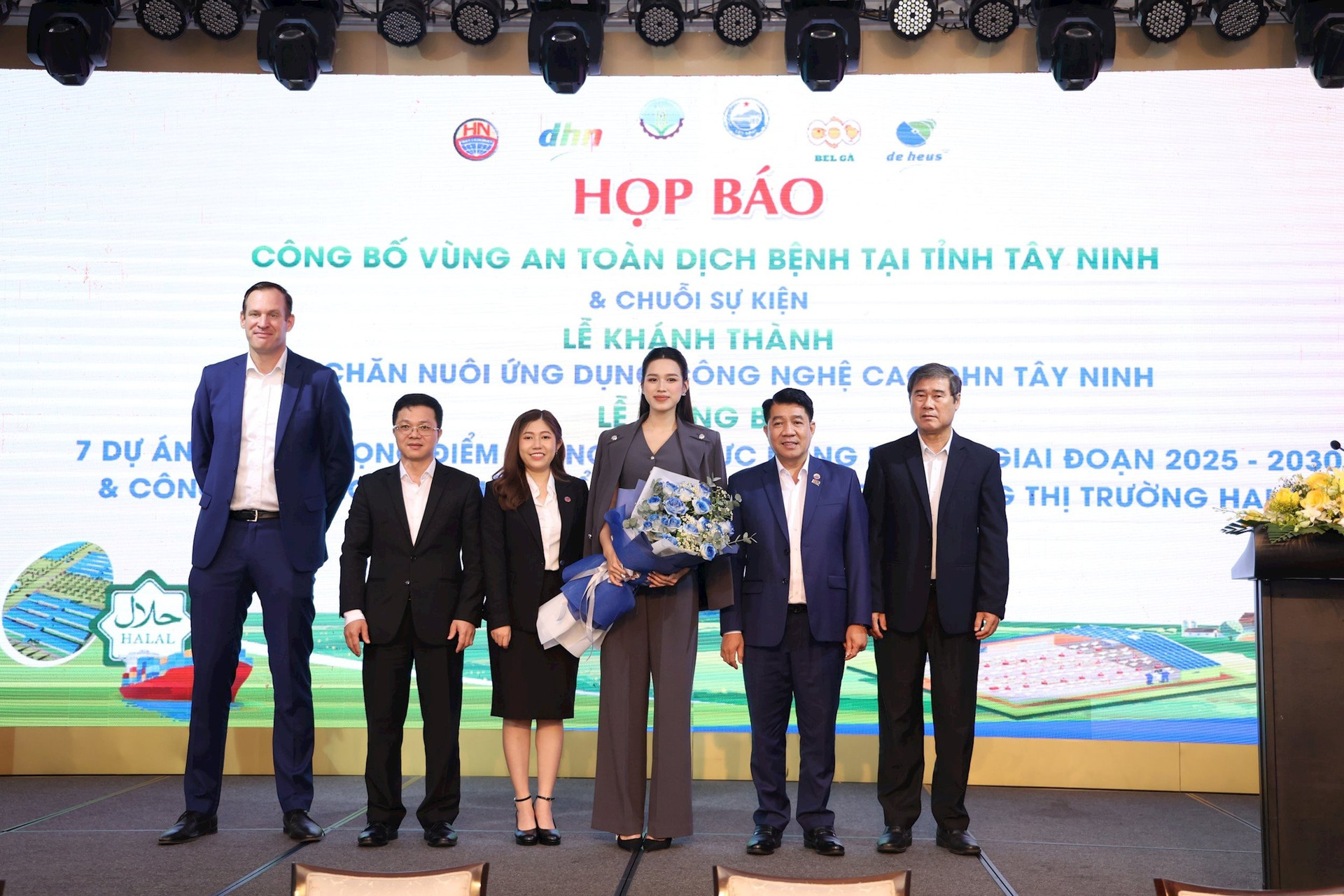 Tỷ phú gà lạnh “bắt tay” với De Heus: Đầu tư 2.500 tỷ xây dựng tổ hợp nông nghiệp khép kín, sản phẩm đạt chuẩn Halal để xuất sang thị trường Hồi giáo- Ảnh 1. Tỷ phú gà lạnh “bắt tay” với De Heus: Đầu tư 2.500 tỷ xây dựng tổ hợp nông nghiệp khép kín, sản phẩm đạt chuẩn Halal để xuất sang thị trường Hồi giáo- Ảnh 1.
