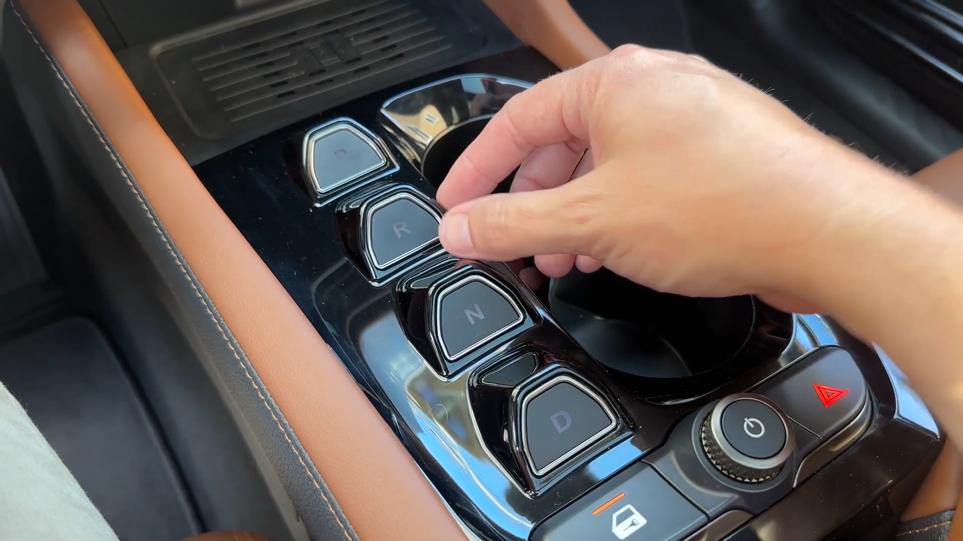 Youtuber gần 5 triệu lượt theo dõi lái VF 8 rồi 'chốt': Hyundai, KIA có khởi đầu tệ, VinFast làm tốt hơn- Ảnh 9. Youtuber gần 5 triệu lượt theo dõi lái VF 8 rồi 'chốt': Hyundai, KIA có khởi đầu tệ, VinFast làm tốt hơn- Ảnh 9.