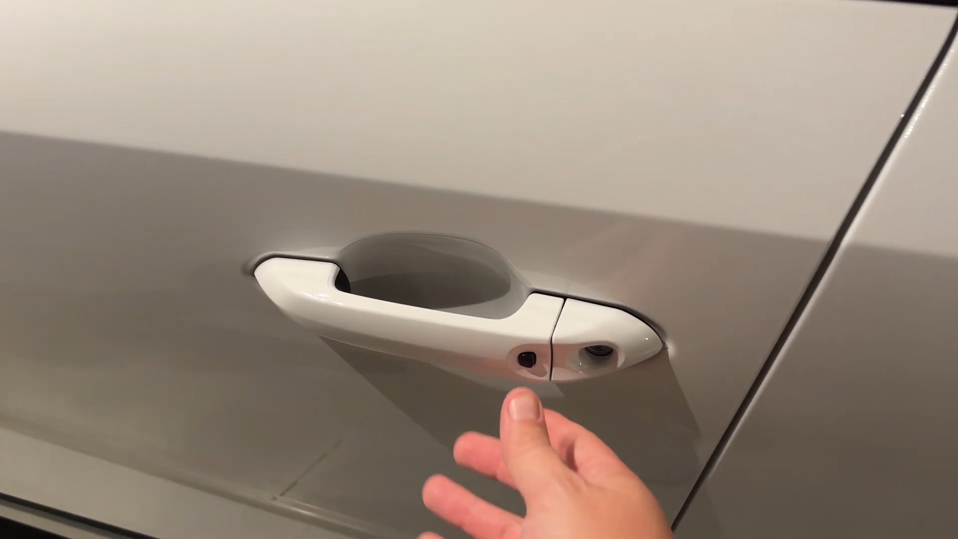 Youtuber gần 5 triệu lượt theo dõi lái VF 8 rồi 'chốt': Hyundai, KIA có khởi đầu tệ, VinFast làm tốt hơn- Ảnh 4. Youtuber gần 5 triệu lượt theo dõi lái VF 8 rồi 'chốt': Hyundai, KIA có khởi đầu tệ, VinFast làm tốt hơn- Ảnh 4.