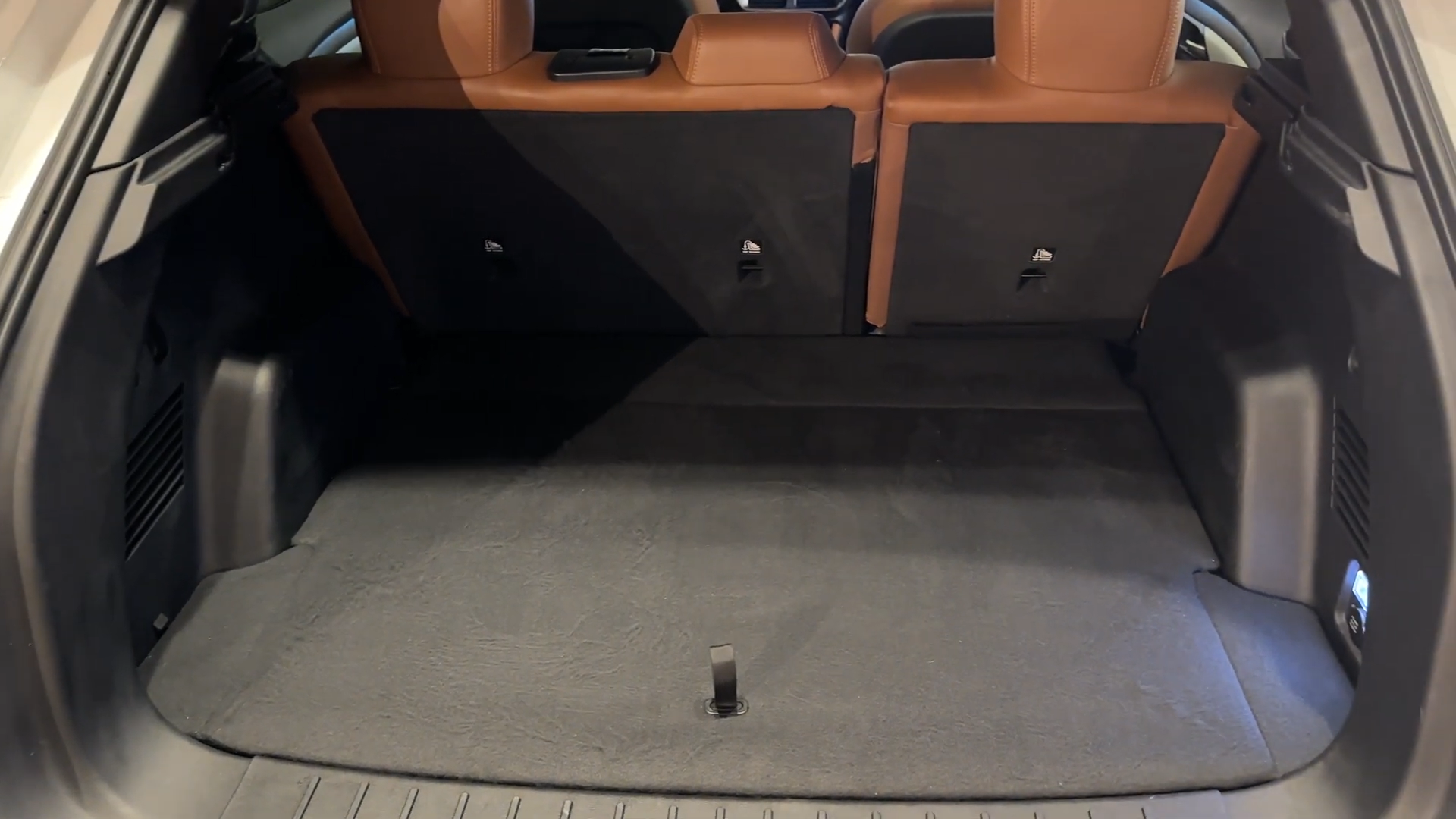 Youtuber gần 5 triệu lượt theo dõi lái VF 8 rồi 'chốt': Hyundai, KIA có khởi đầu tệ, VinFast làm tốt hơn- Ảnh 18. Youtuber gần 5 triệu lượt theo dõi lái VF 8 rồi 'chốt': Hyundai, KIA có khởi đầu tệ, VinFast làm tốt hơn- Ảnh 18.