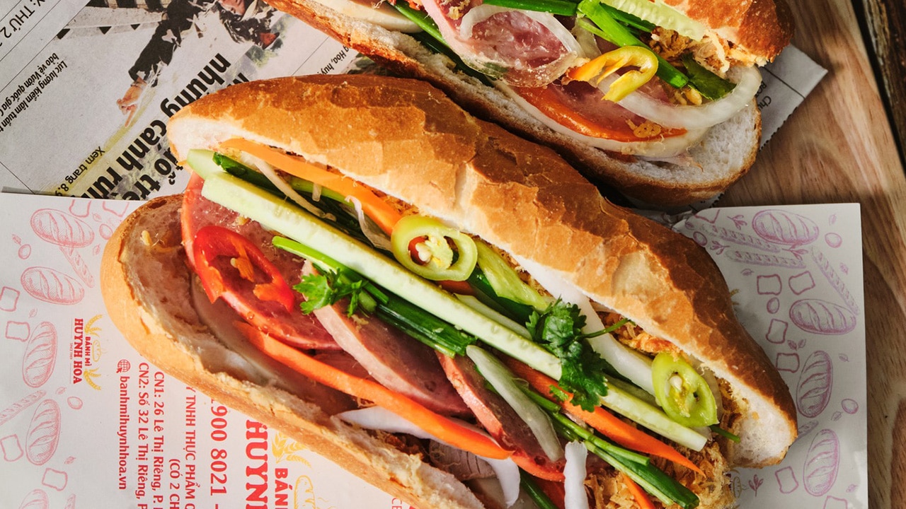 Thương hiệu “bánh mì xẻ đôi” bất ngờ được báo quốc tế ca ngợi: Giá 6USD nhưng hương vị ngon nhất Việt Nam - Ảnh 8.