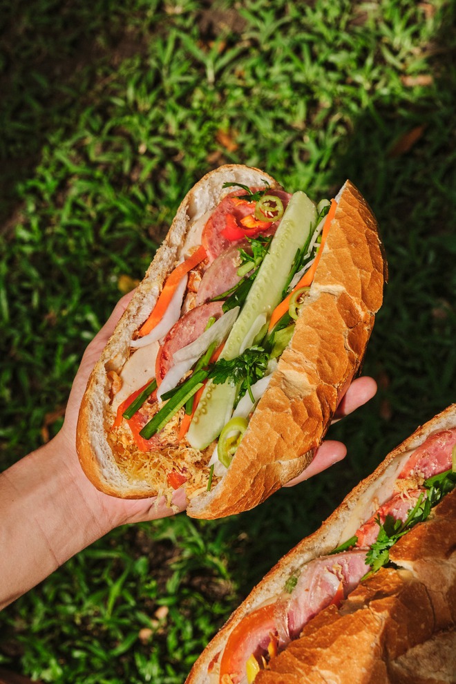 Thương hiệu “bánh mì xẻ đôi” bất ngờ được báo quốc tế ca ngợi: Giá 6USD nhưng hương vị ngon nhất Việt Nam - Ảnh 4.