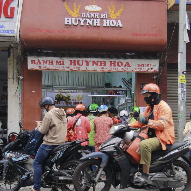 Thương hiệu “bánh mì xẻ đôi” bất ngờ được báo quốc tế ca ngợi: Giá 6USD nhưng hương vị ngon nhất Việt Nam - Ảnh 8.