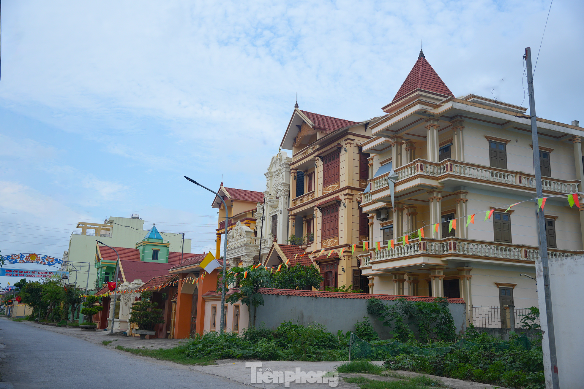 Ngôi làng tỷ phú nức tiếng tại Nam Định: Toàn dinh thự, lâu đài và tàu trăm tỷ xuôi ngược khắp muôn nơi - Ảnh 5.