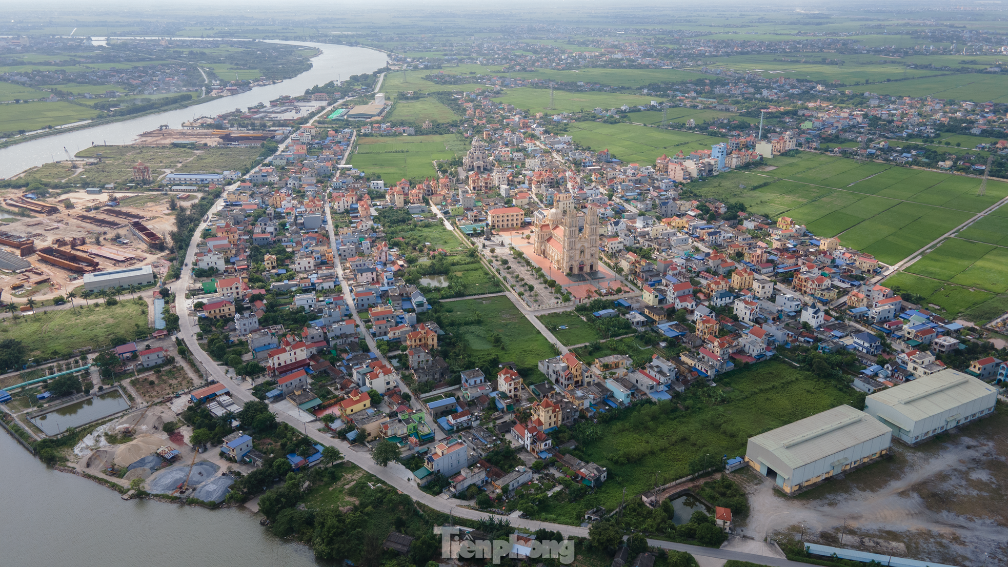 Ngôi làng tỷ phú nức tiếng tại Nam Định: Toàn dinh thự, lâu đài và tàu trăm tỷ xuôi ngược khắp muôn nơi - Ảnh 2.