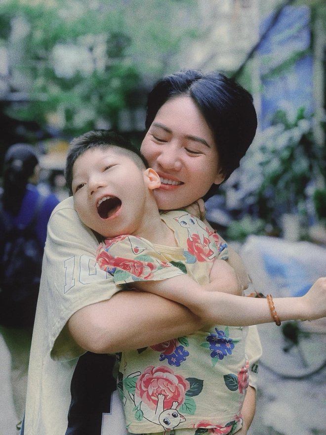 Diễn viên Việt làm mẹ đơn thân, 14 năm nuôi con bại não: Cuộc đời thăng trầm, biến cố vẫn luôn lạc quan - Ảnh 10.