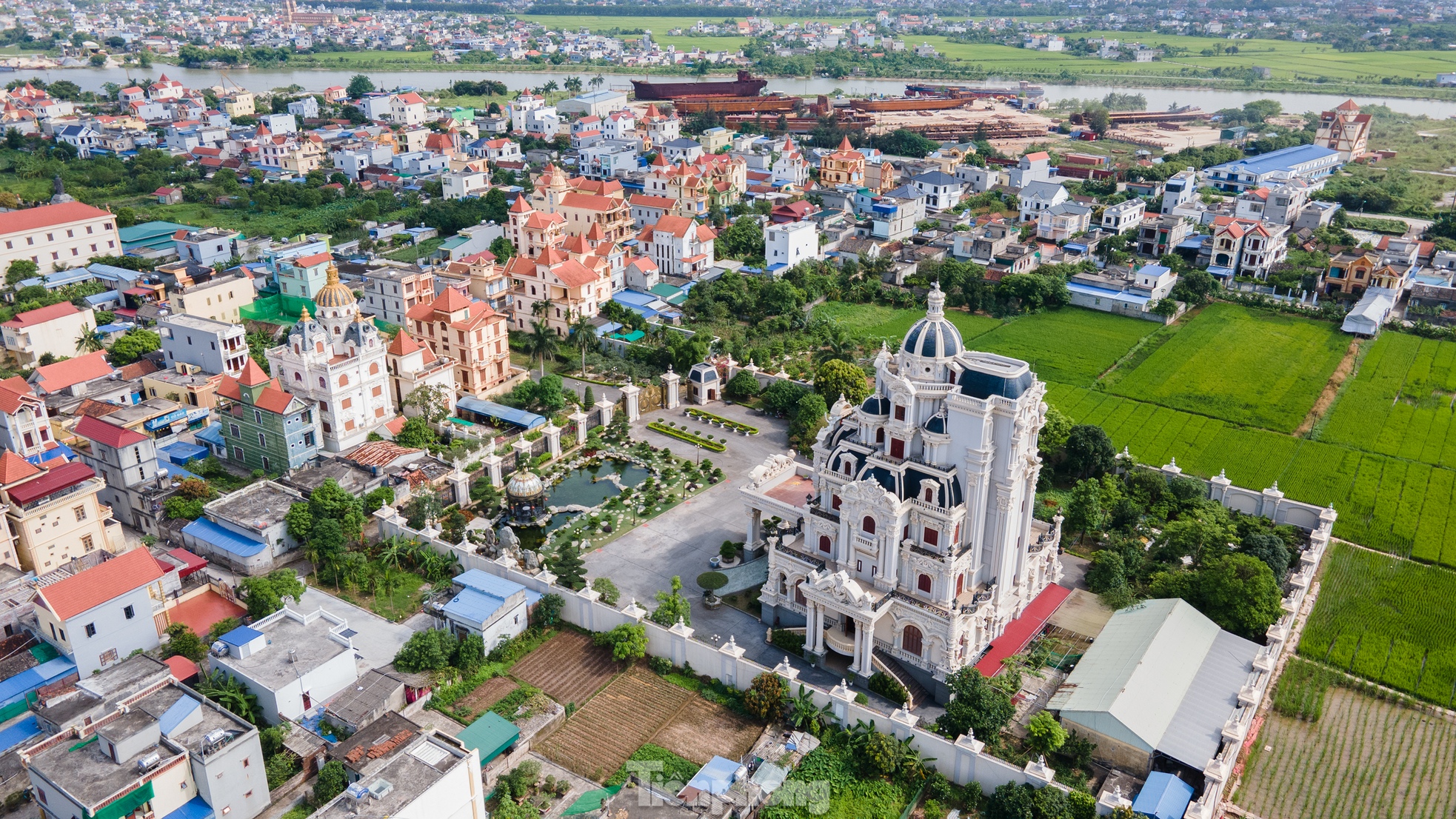 Ngôi làng tỷ phú nức tiếng tại Nam Định: Toàn dinh thự, lâu đài và tàu trăm tỷ xuôi ngược khắp muôn nơi - Ảnh 8.