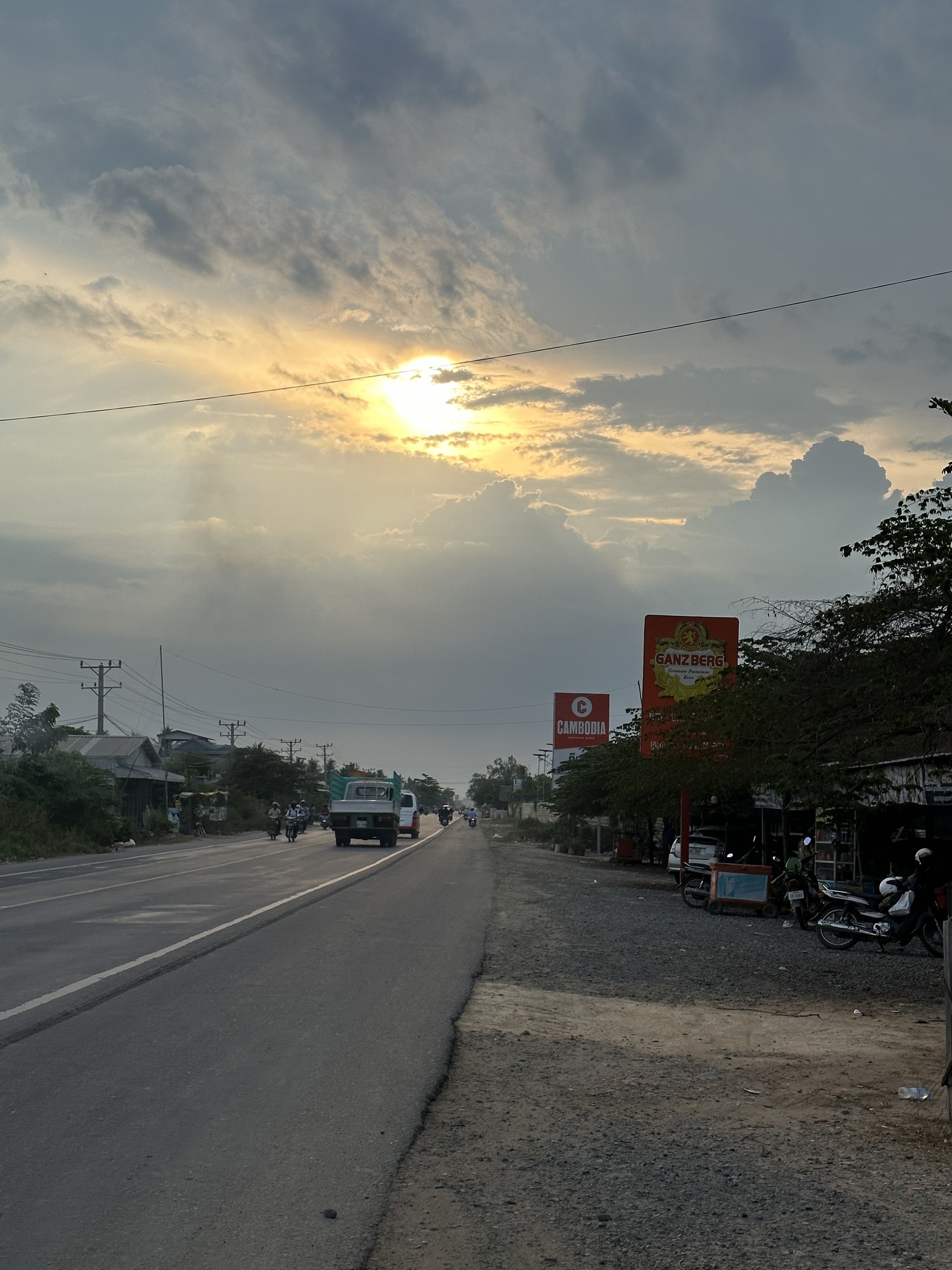 Cận cảnh: Hình ảnh hoang vắng kỳ lạ của một khu đô thị biên giới đang chờ "hồi sinh"- Ảnh 14.