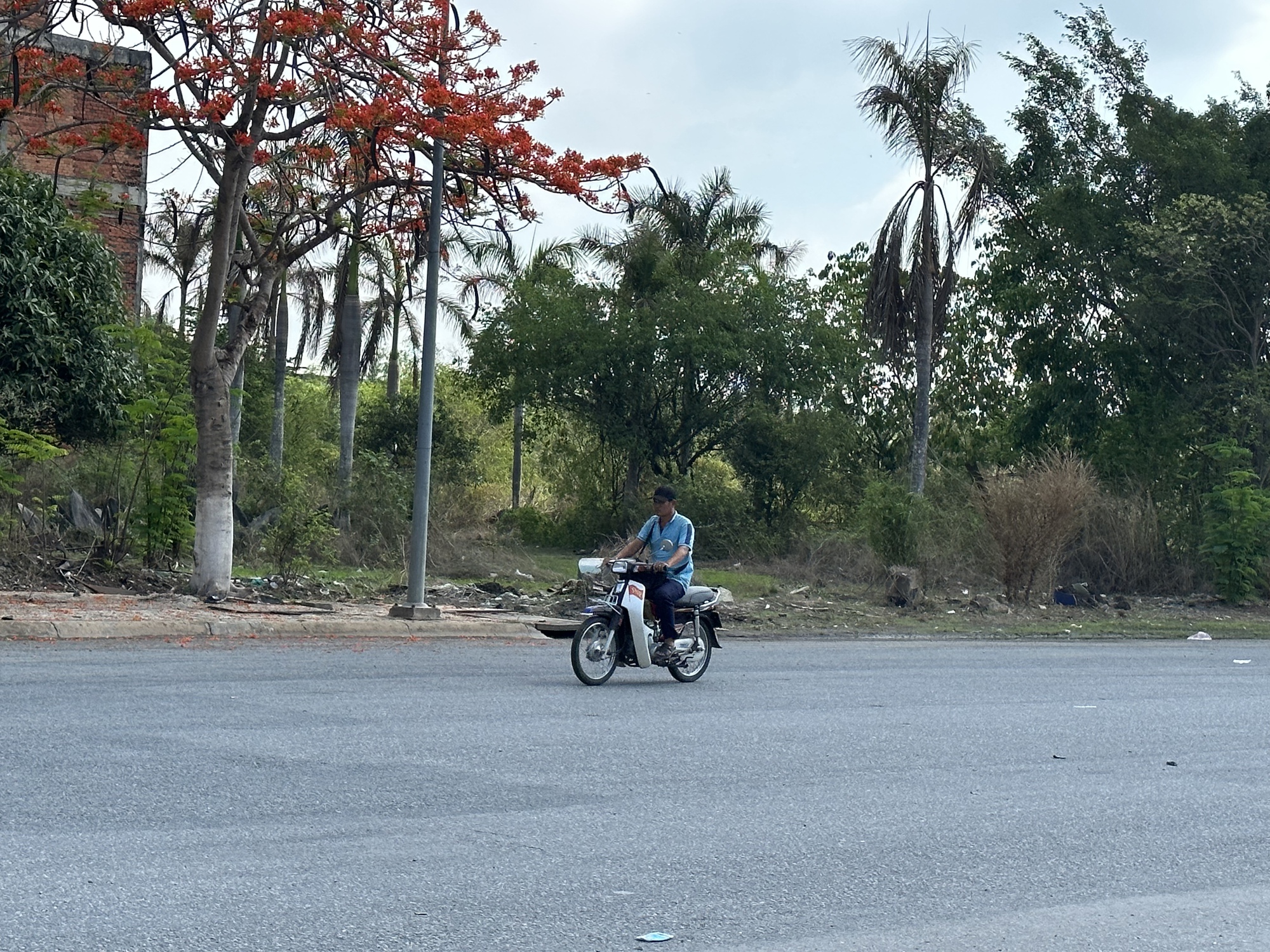 Cận cảnh: Hình ảnh hoang vắng kỳ lạ của một khu đô thị biên giới đang chờ "hồi sinh"- Ảnh 11.