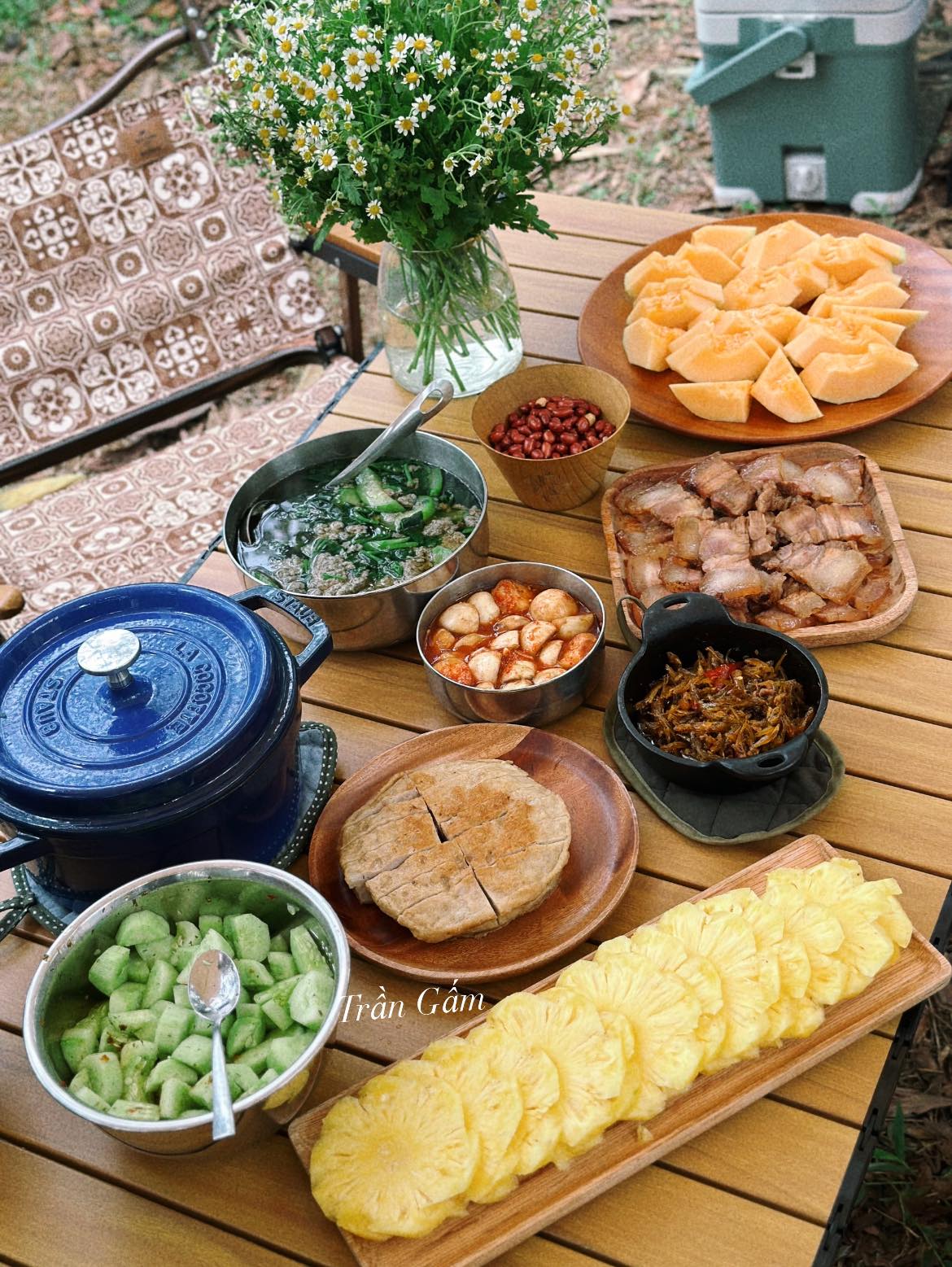 Gia đình nhỏ thưởng thức bữa cơm mùa hè trong chuyến picnic, vừa ăn vừa nghe chim hót, suối chảy róc rách, "chill" kì lạ- Ảnh 2.