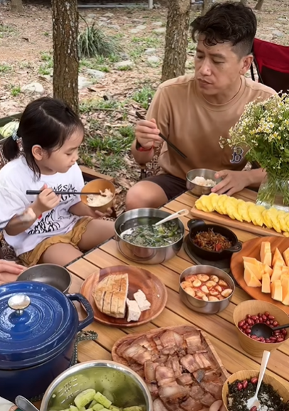 Gia đình nhỏ thưởng thức bữa cơm mùa hè trong chuyến picnic, vừa ăn vừa nghe chim hót, suối chảy róc rách, "chill" kì lạ- Ảnh 10.