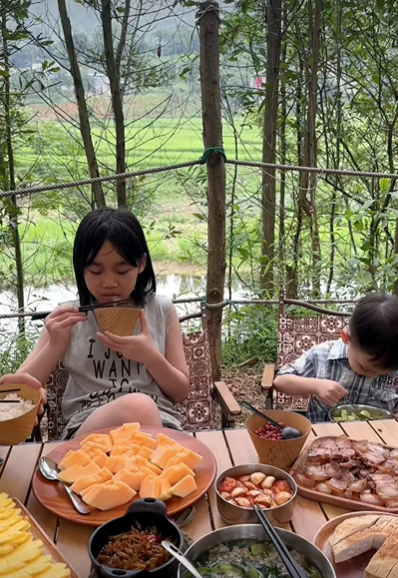 Gia đình nhỏ thưởng thức bữa cơm mùa hè trong chuyến picnic, vừa ăn vừa nghe chim hót, suối chảy róc rách, "chill" kì lạ- Ảnh 9.