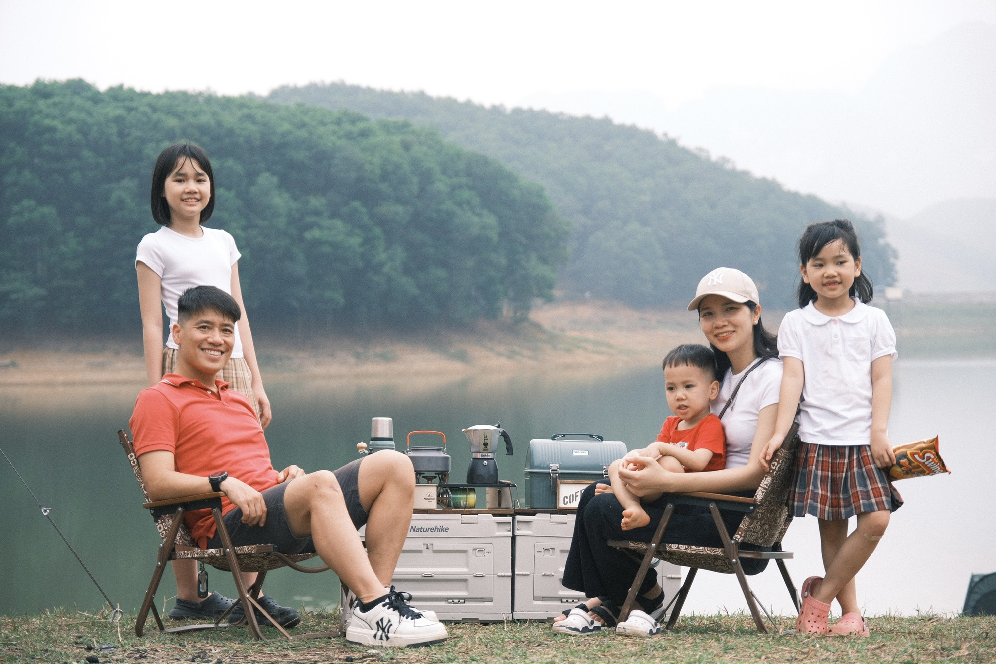 Gia đình nhỏ thưởng thức bữa cơm mùa hè trong chuyến picnic, vừa ăn vừa nghe chim hót, suối chảy róc rách, &quot;chill&quot; kì lạ- Ảnh 5.