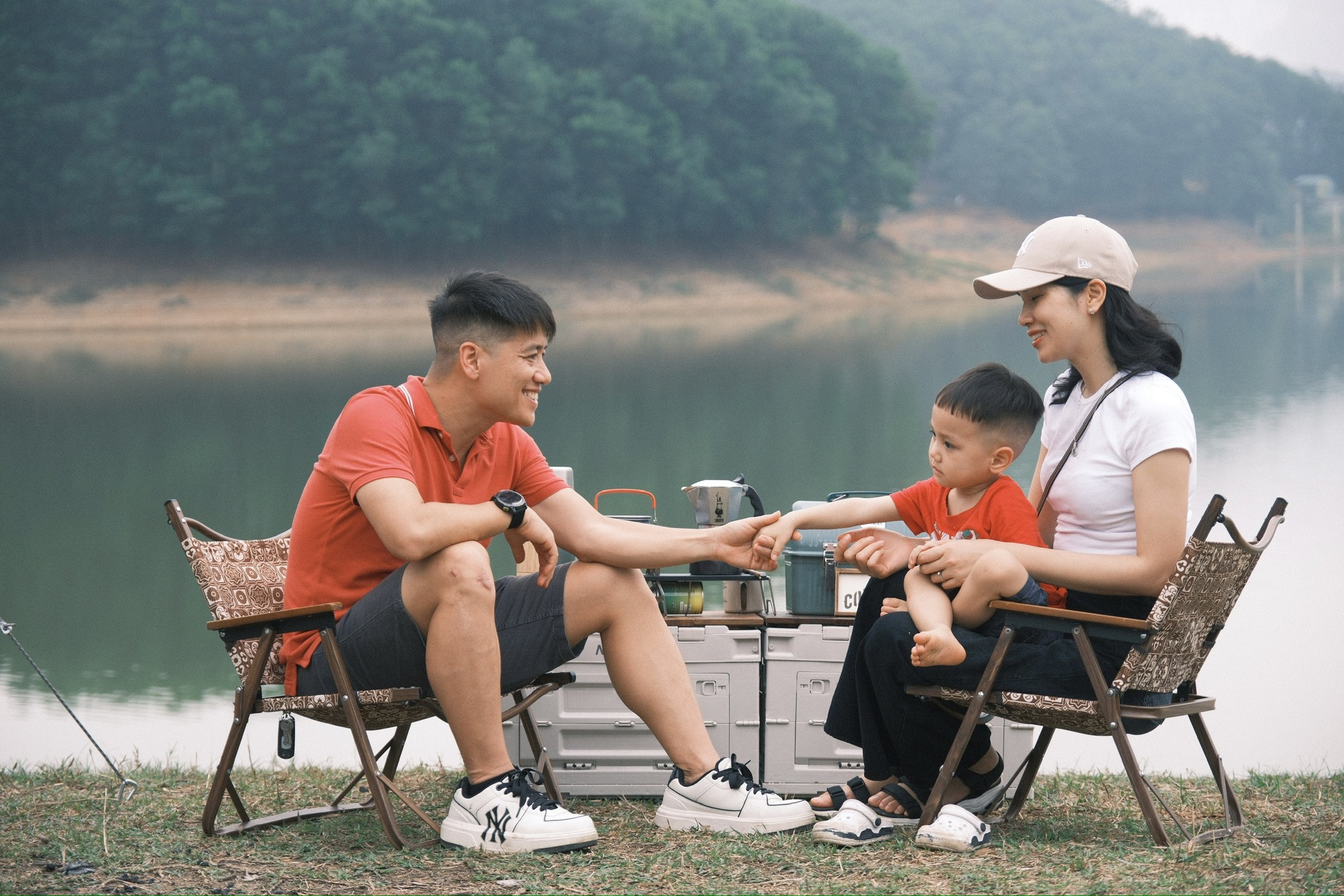 Gia đình nhỏ thưởng thức bữa cơm mùa hè trong chuyến picnic, vừa ăn vừa nghe chim hót, suối chảy róc rách, &quot;chill&quot; kì lạ- Ảnh 6.