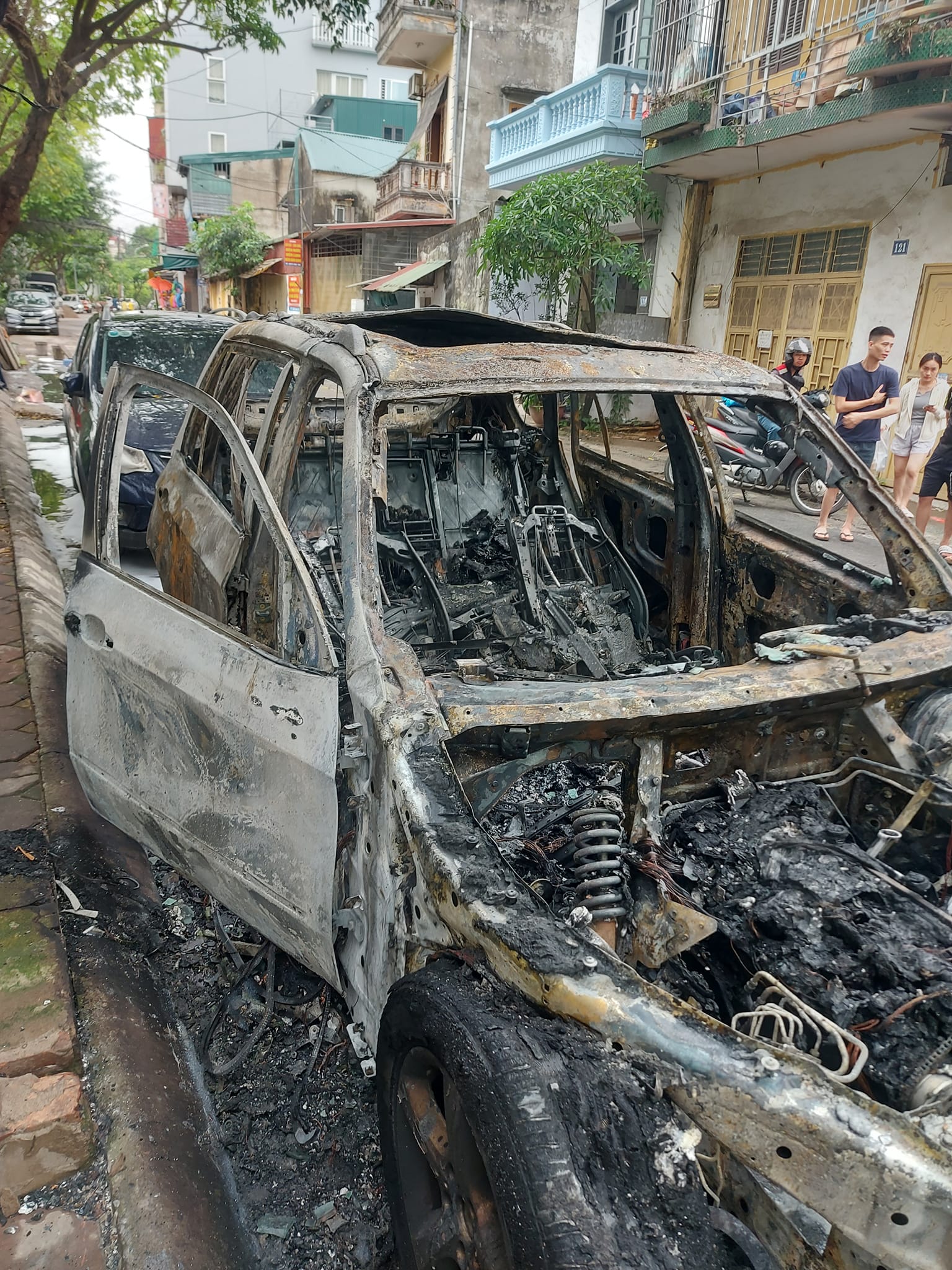 Xe BMW X5 cháy ngùn ngụt như Xe BMW X5 cháy ngùn ngụt như