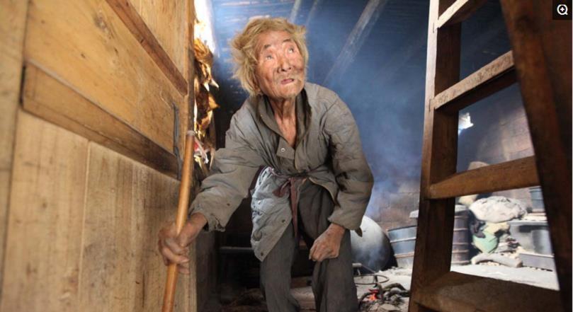 Cho cụ ông vô gia cư uống nước miễn phí suốt 10 năm, đến khi cửa hàng sắp phá sản, tôi bất ngờ nhận được 1 hộp sắt mà thấy ấm lòng- Ảnh 2. Cho cụ ông vô gia cư uống nước miễn phí suốt 10 năm, đến khi cửa hàng sắp phá sản, tôi bất ngờ nhận được 1 hộp sắt mà thấy ấm lòng- Ảnh 2.