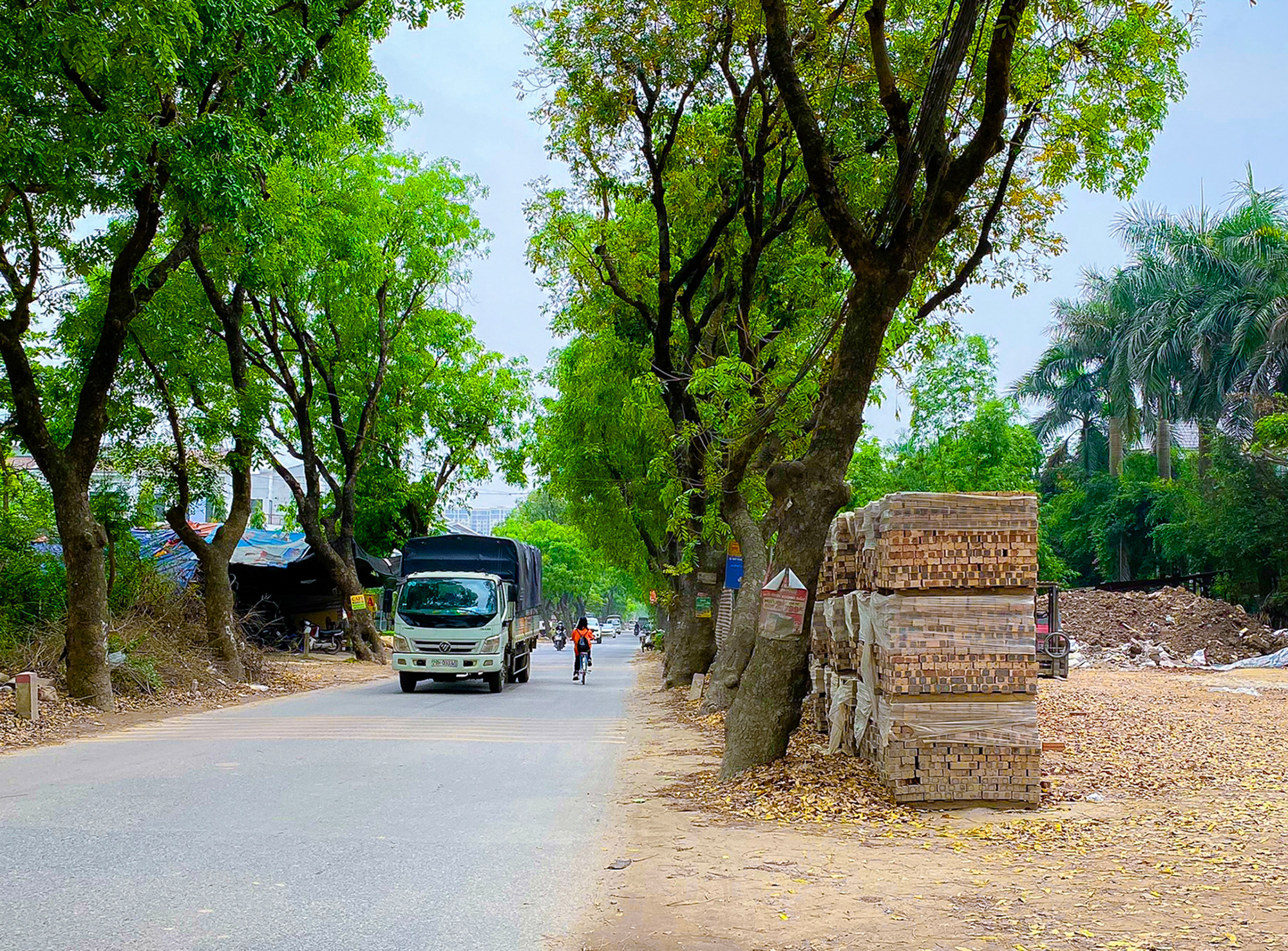 Cận cảnh con đường sắp được chi 2.800 tỷ để mở rộng, nối đại đô thị của Vinhomes với ga đường sắt tỷ USD- Ảnh 5. Cận cảnh con đường sắp được chi 2.800 tỷ để mở rộng, nối đại đô thị của Vinhomes với ga đường sắt tỷ USD- Ảnh 5.