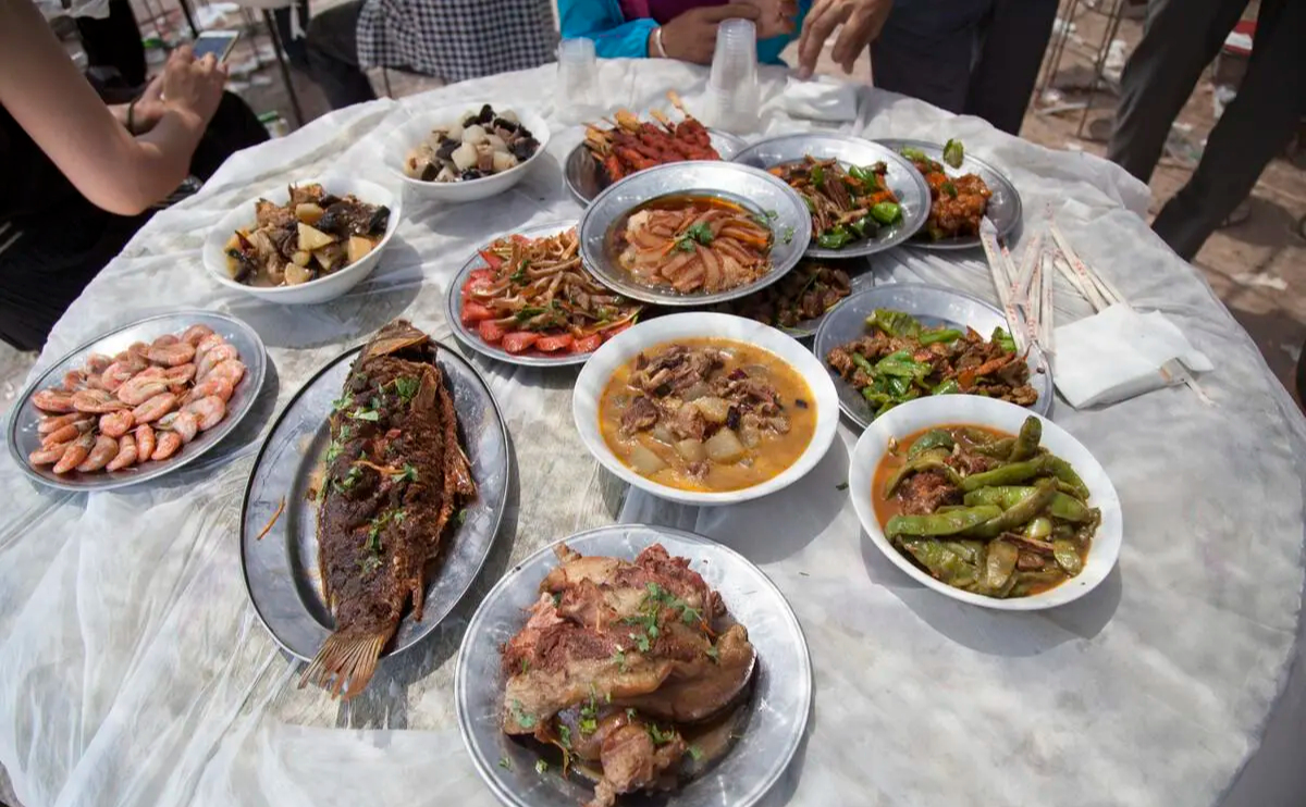 Mời cả làng dự mừng thọ 70 tuổi nhưng không ai đến, thấy cỗ bàn vắng tanh lạnh ngắt, ông lão mắt ngấn lệ nhận ra sai lầm- Ảnh 1.