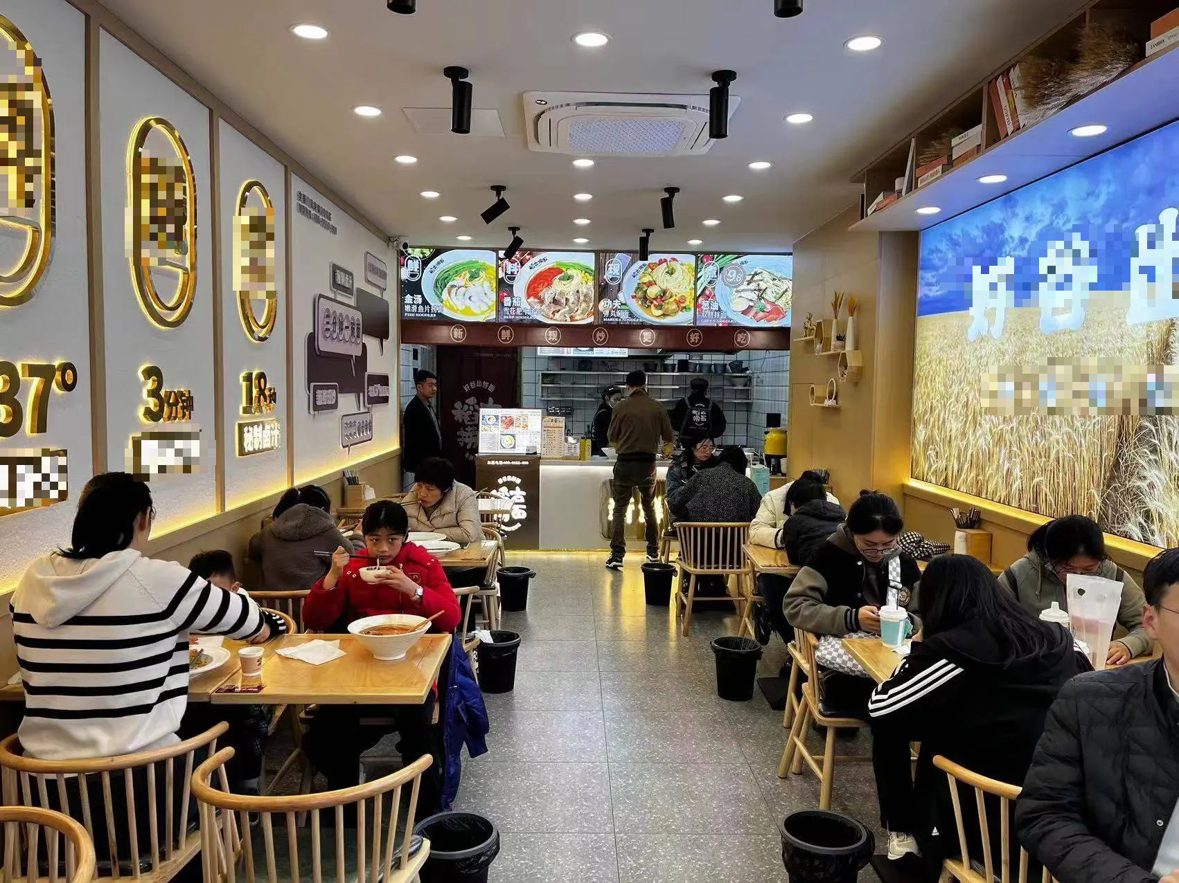 Cho cụ ông vô gia cư uống nước miễn phí suốt 10 năm, đến khi cửa hàng sắp phá sản, tôi bất ngờ nhận được 1 hộp sắt mà thấy ấm lòng- Ảnh 1. Cho cụ ông vô gia cư uống nước miễn phí suốt 10 năm, đến khi cửa hàng sắp phá sản, tôi bất ngờ nhận được 1 hộp sắt mà thấy ấm lòng- Ảnh 1.