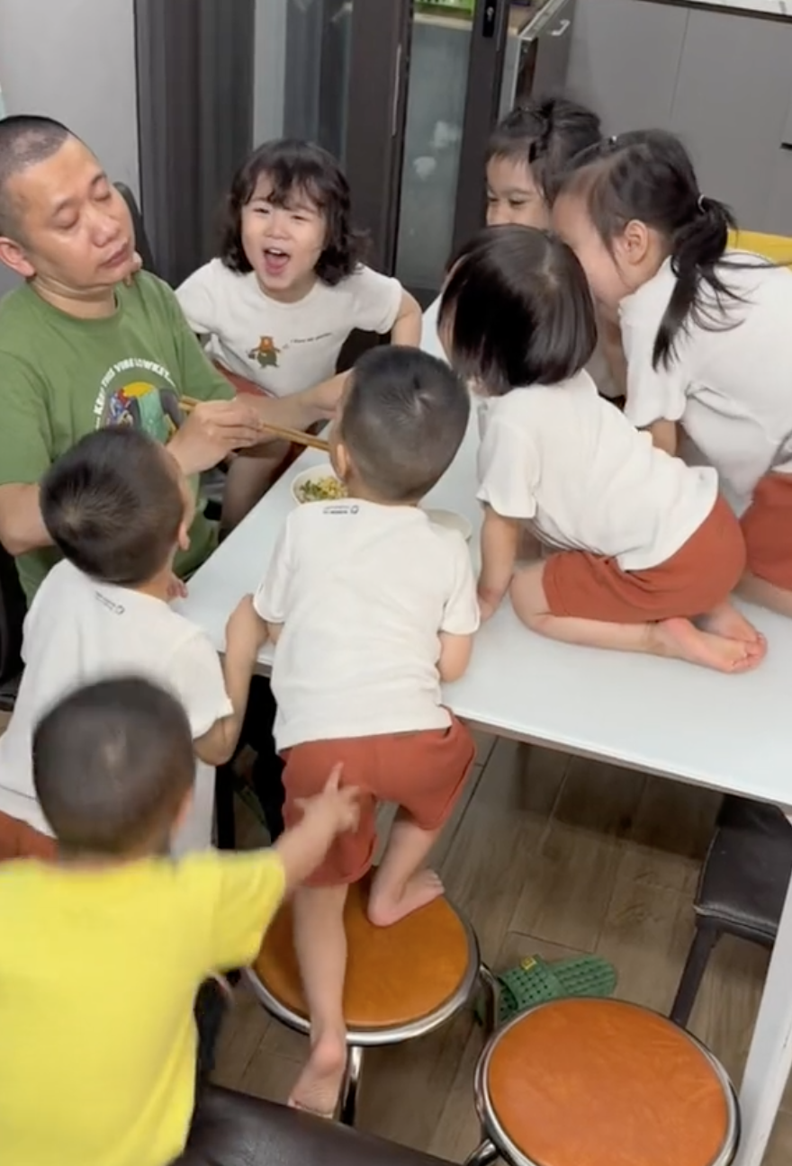 Từng chi 1,8 tỷ/năm để nuôi con, bố 7 con ở Hà Nội giờ phải chuyển nhà, chuyển trường, thắt chặt chi tiêu - Ảnh 5. Từng chi 1,8 tỷ/năm để nuôi con, bố 7 con ở Hà Nội giờ phải chuyển nhà, chuyển trường, thắt chặt chi tiêu - Ảnh 5.