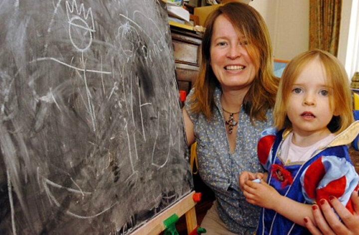 Cô bé 3 tuổi có IQ bằng Stephen Hawking gây chấn động nước Anh - Ảnh 2.