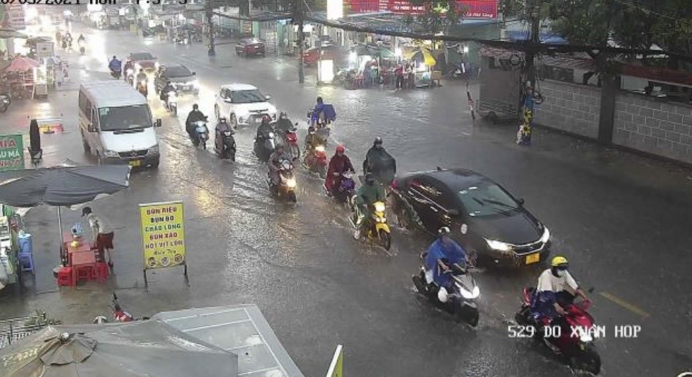 Mưa trắng trời, 'rốn ngập' chợ Thủ Đức và nhiều khu vực chìm trong biển nước - Ảnh 1.