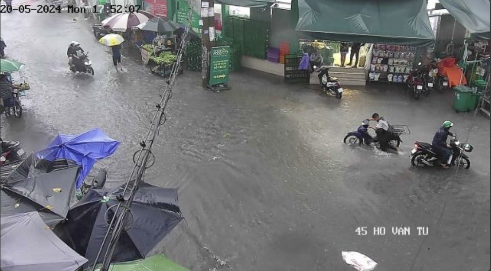 Mưa trắng trời, 'rốn ngập' chợ Thủ Đức và nhiều khu vực chìm trong biển nước - Ảnh 2.