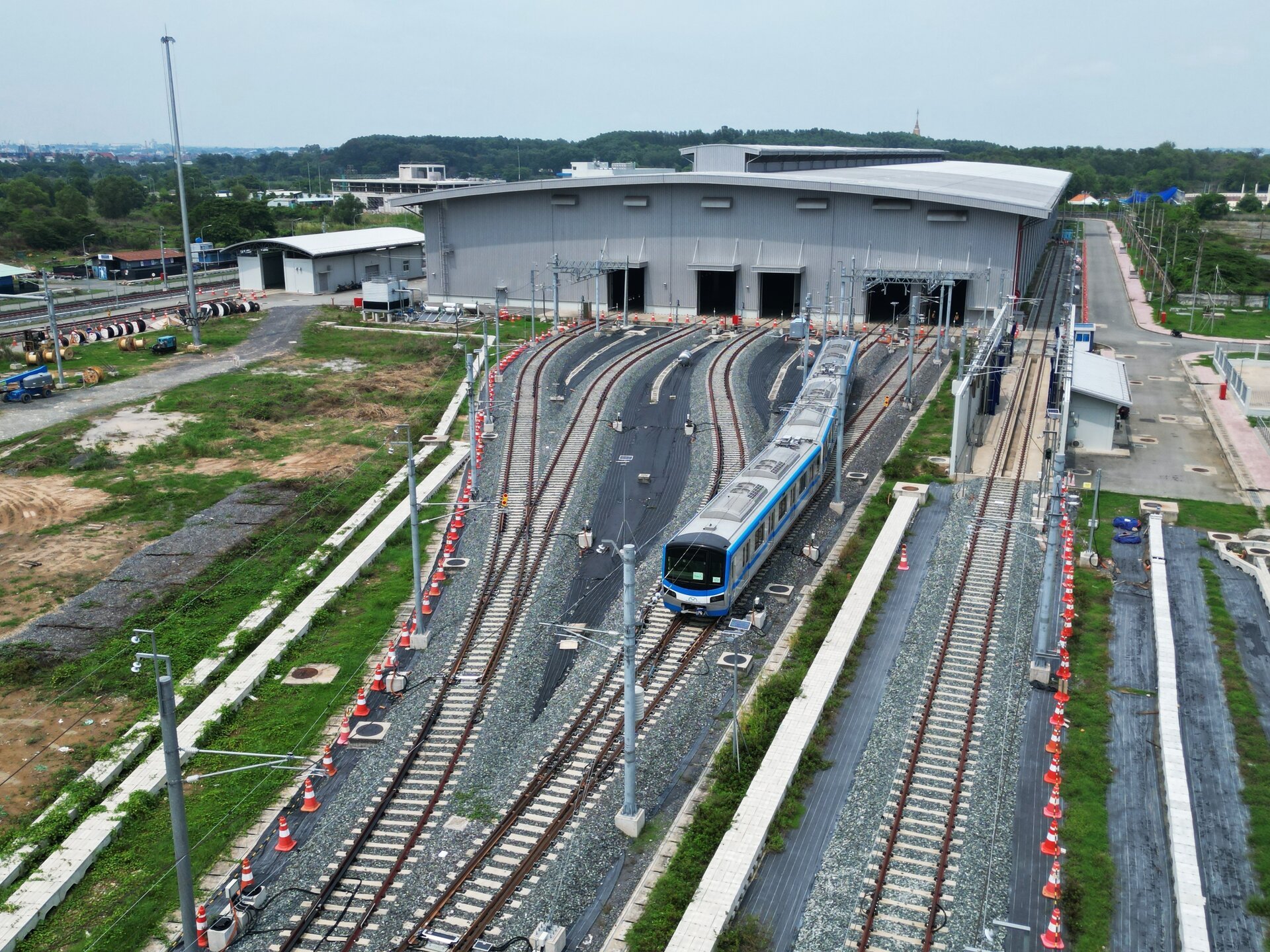 Cận cảnh trung tâm điều khiển, bãi đỗ tàu Metro hiện đại nhất Việt Nam - Ảnh 4.