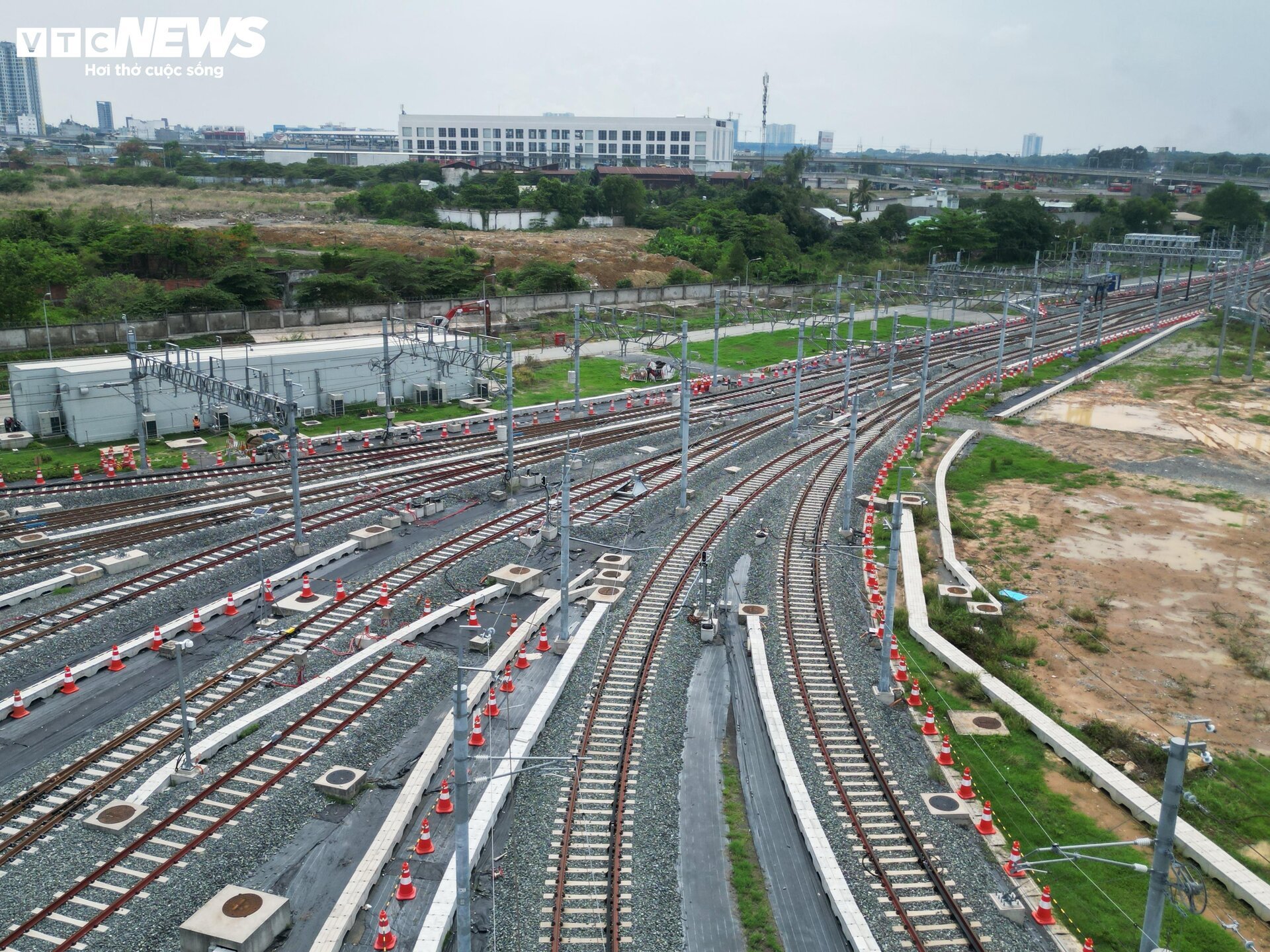 Cận cảnh trung tâm điều khiển, bãi đỗ tàu Metro hiện đại nhất Việt Nam - Ảnh 5.