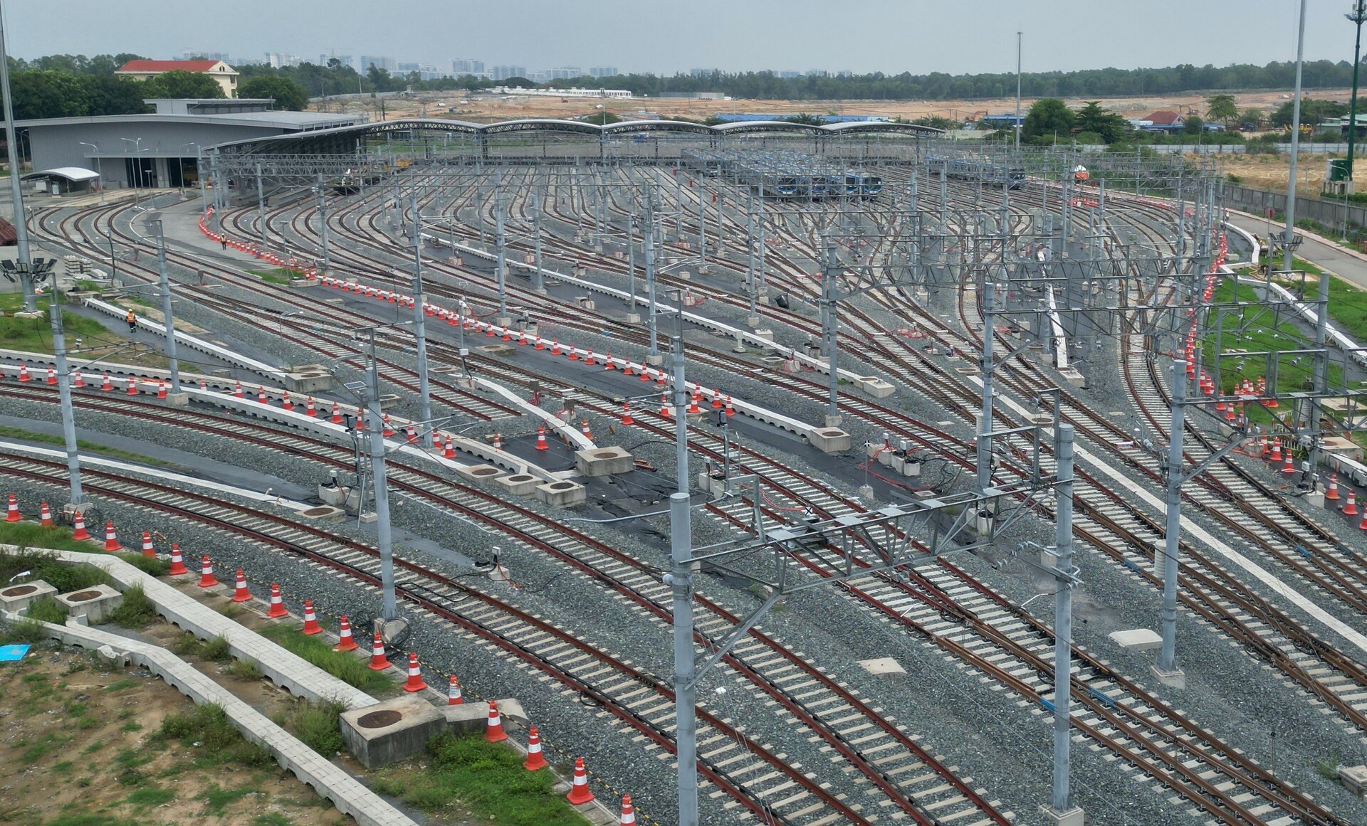 Cận cảnh trung tâm điều khiển, bãi đỗ tàu Metro hiện đại nhất Việt Nam - Ảnh 3.