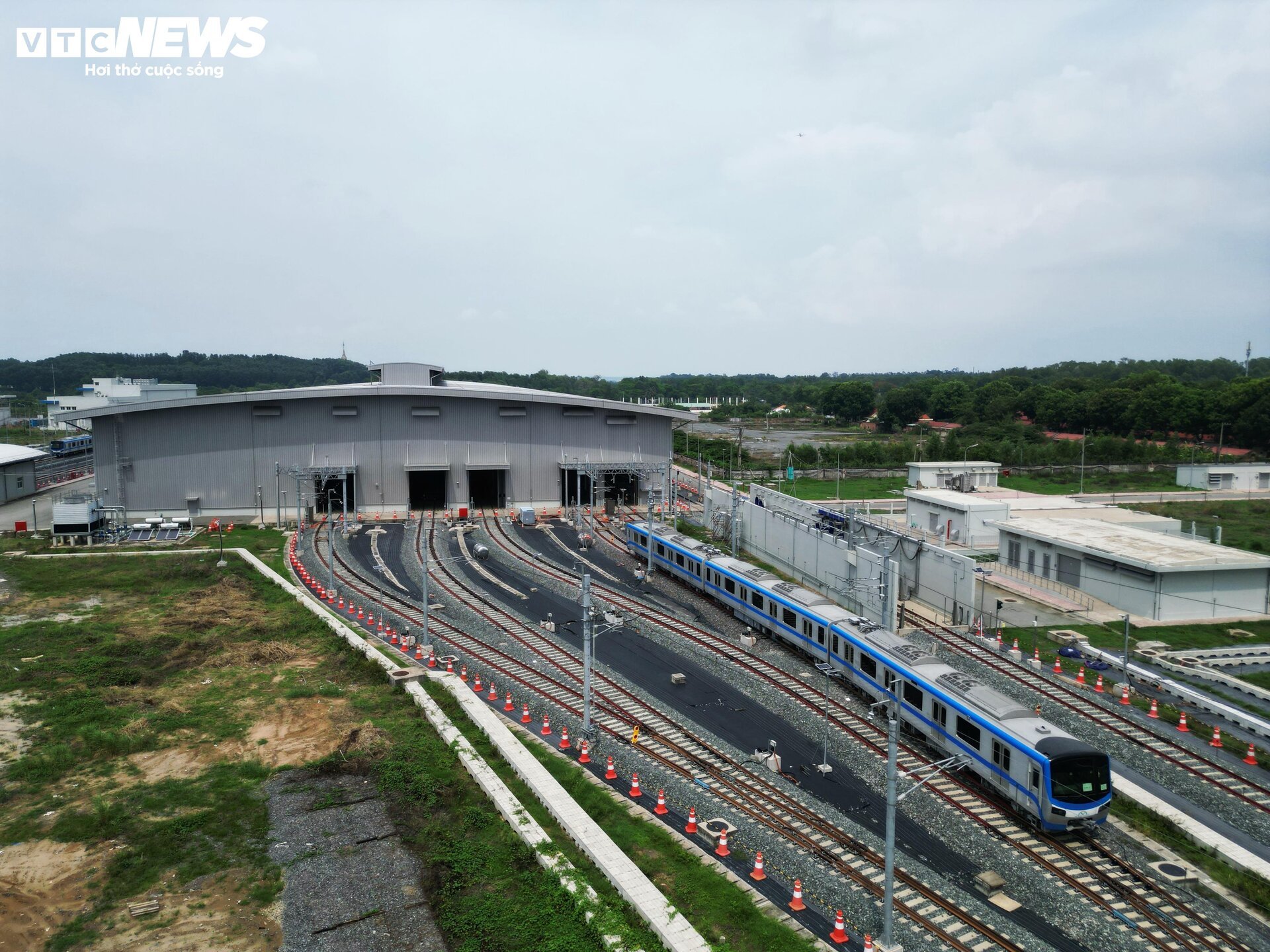 Cận cảnh trung tâm điều khiển, bãi đỗ tàu Metro hiện đại nhất Việt Nam - Ảnh 7.