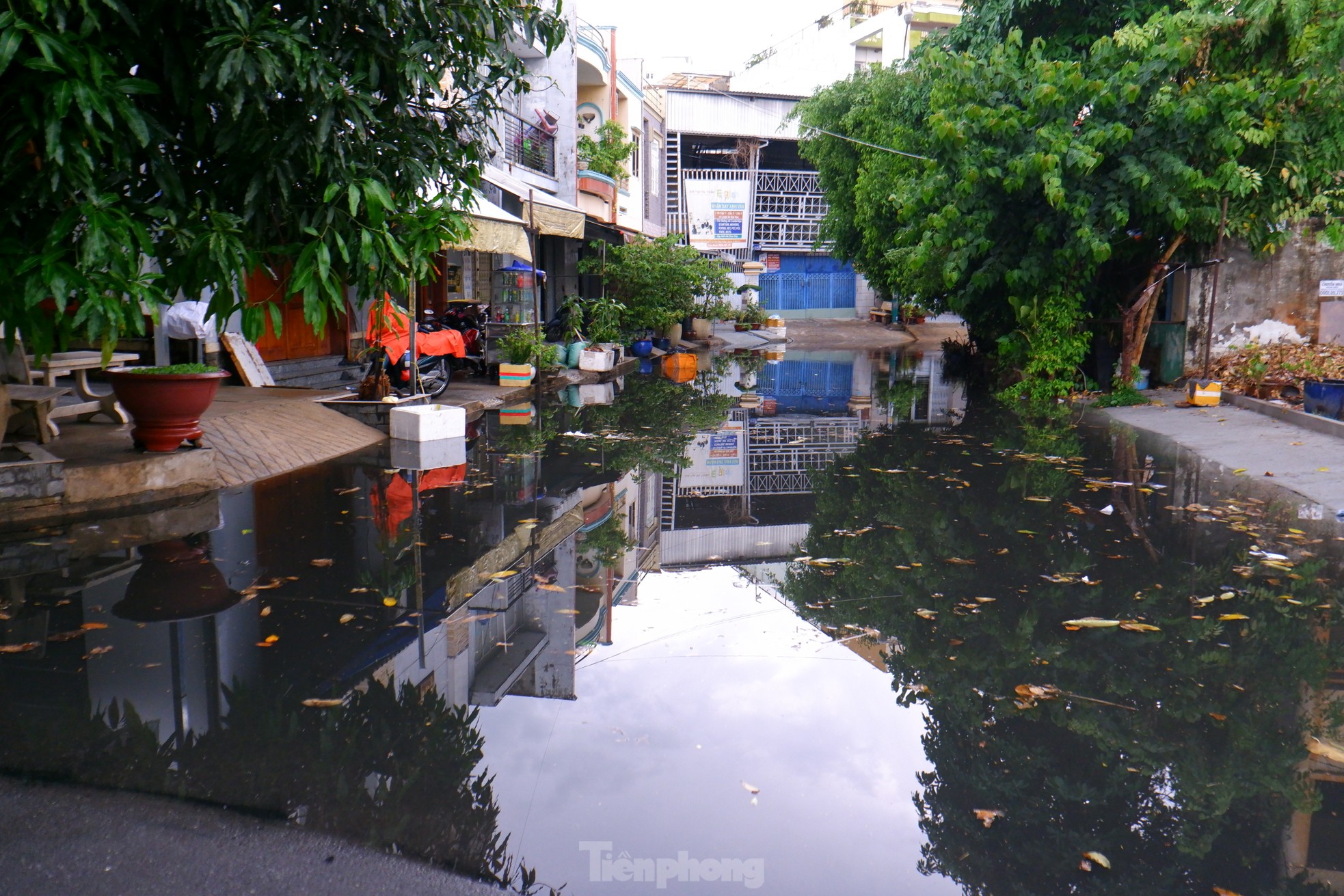 Mưa trắng trời, 'rốn ngập' chợ Thủ Đức và nhiều khu vực chìm trong biển nước - Ảnh 5.