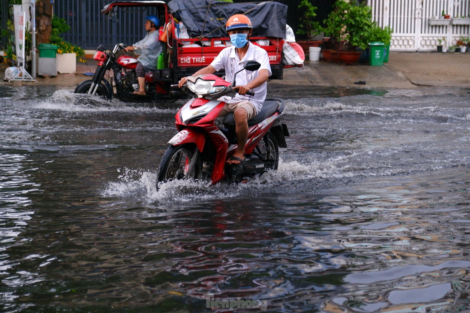 Mưa trắng trời, 'rốn ngập' chợ Thủ Đức và nhiều khu vực chìm trong biển nước - Ảnh 7.