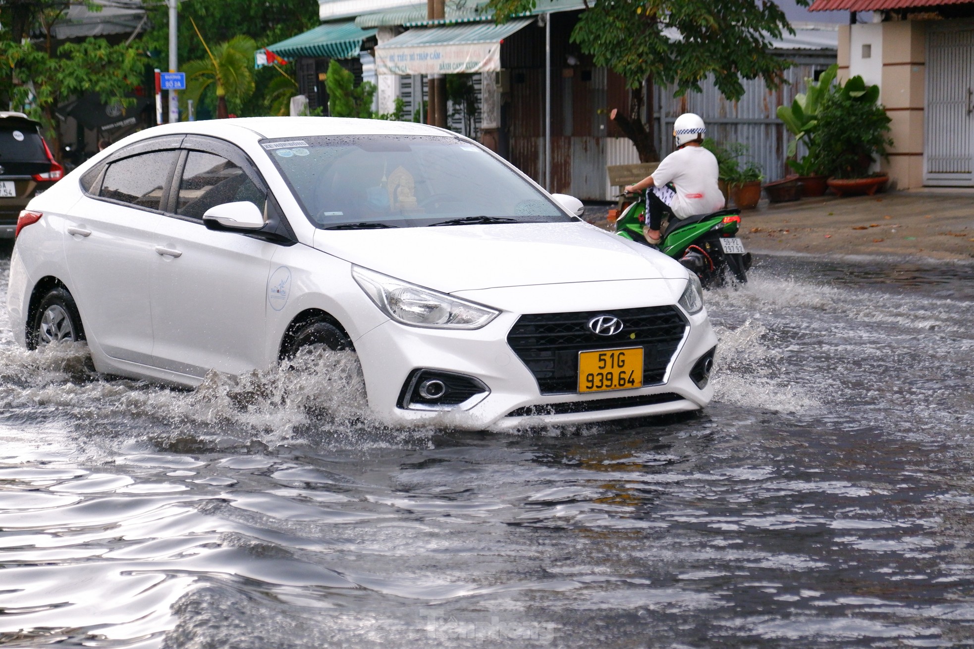 Mưa trắng trời, 'rốn ngập' chợ Thủ Đức và nhiều khu vực chìm trong biển nước - Ảnh 8.