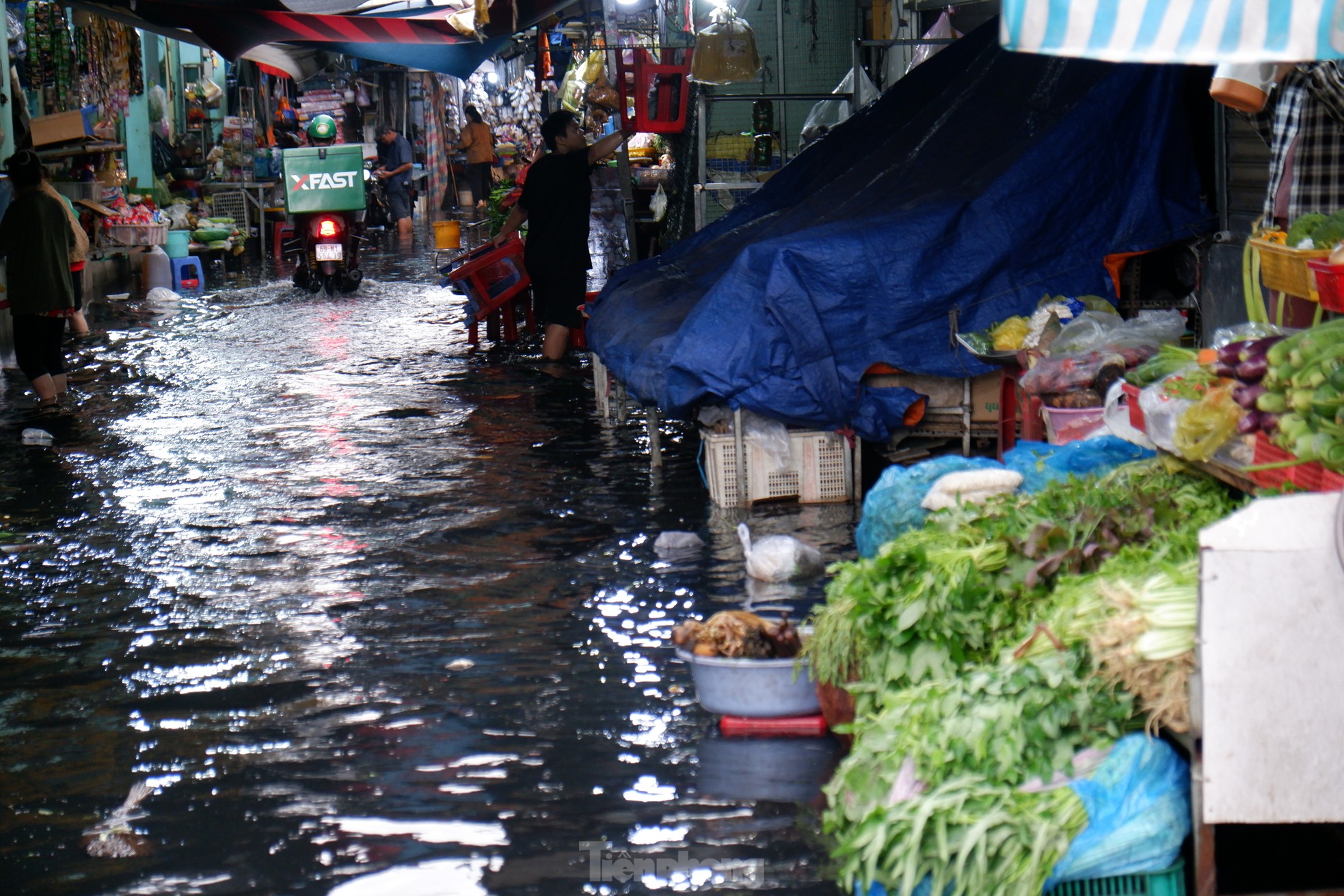 Mưa trắng trời, 'rốn ngập' chợ Thủ Đức và nhiều khu vực chìm trong biển nước - Ảnh 9.