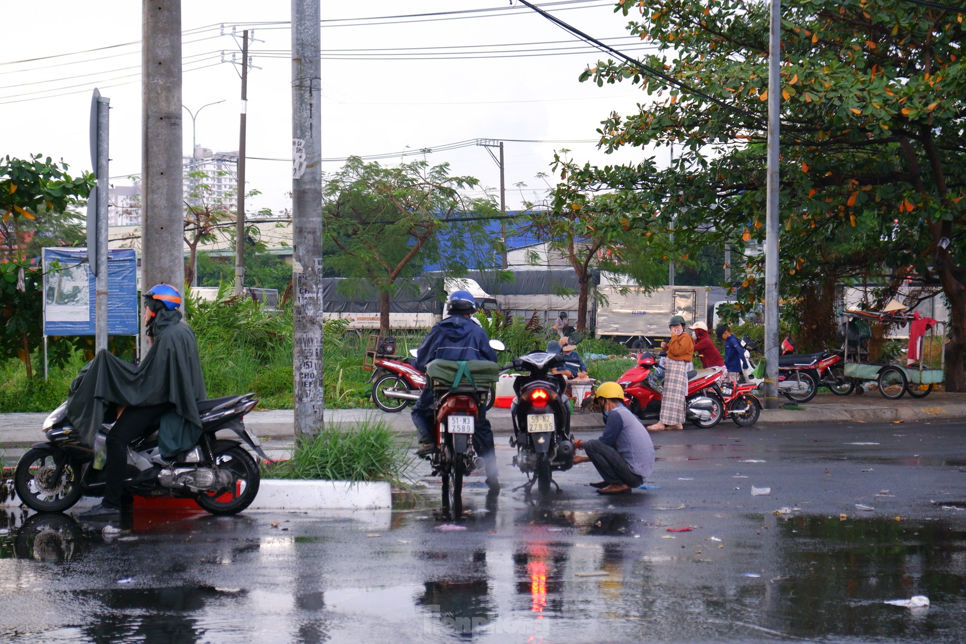 Mưa trắng trời, 'rốn ngập' chợ Thủ Đức và nhiều khu vực chìm trong biển nước - Ảnh 11.