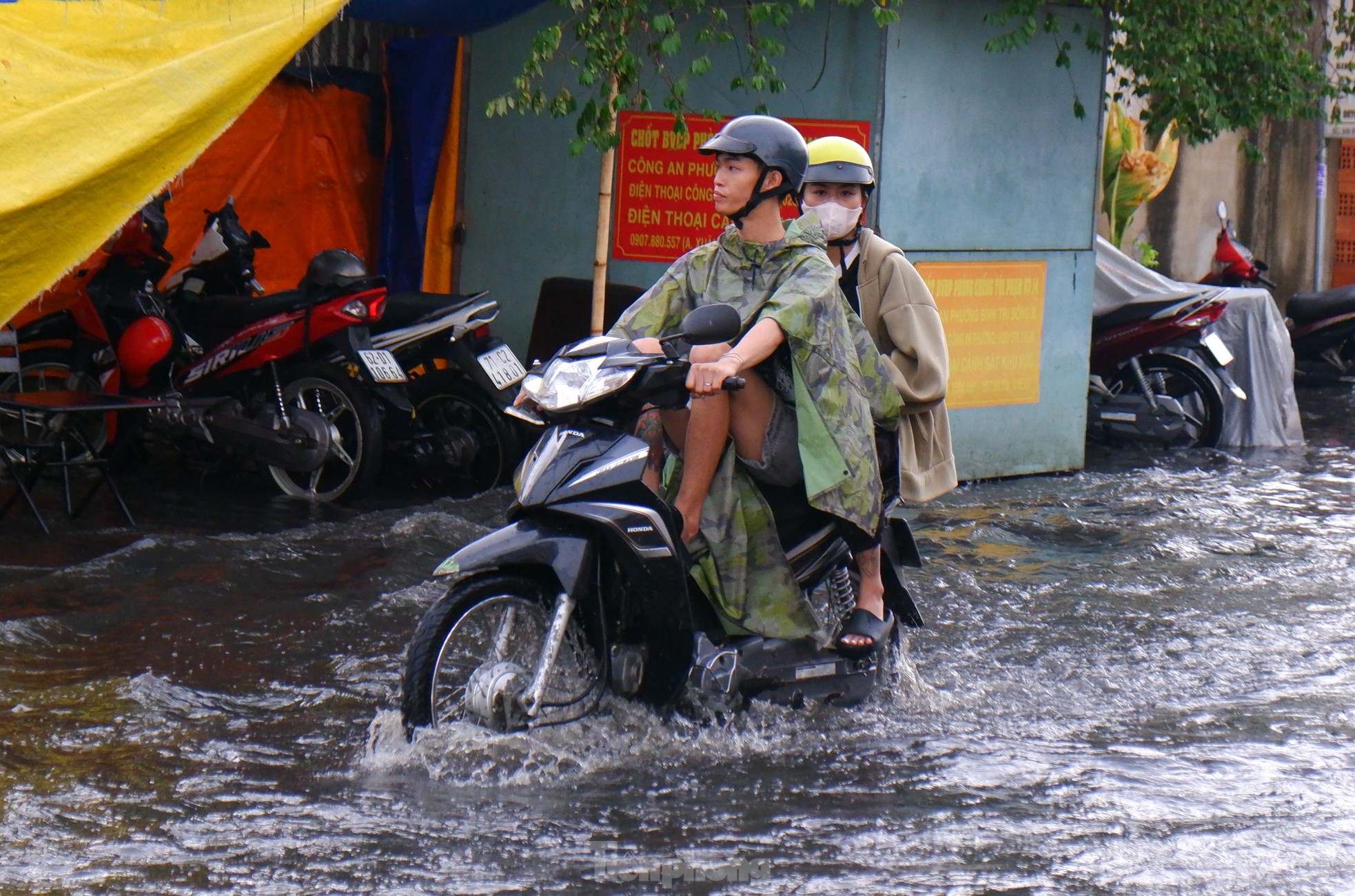 Mưa trắng trời, 'rốn ngập' chợ Thủ Đức và nhiều khu vực chìm trong biển nước - Ảnh 10.