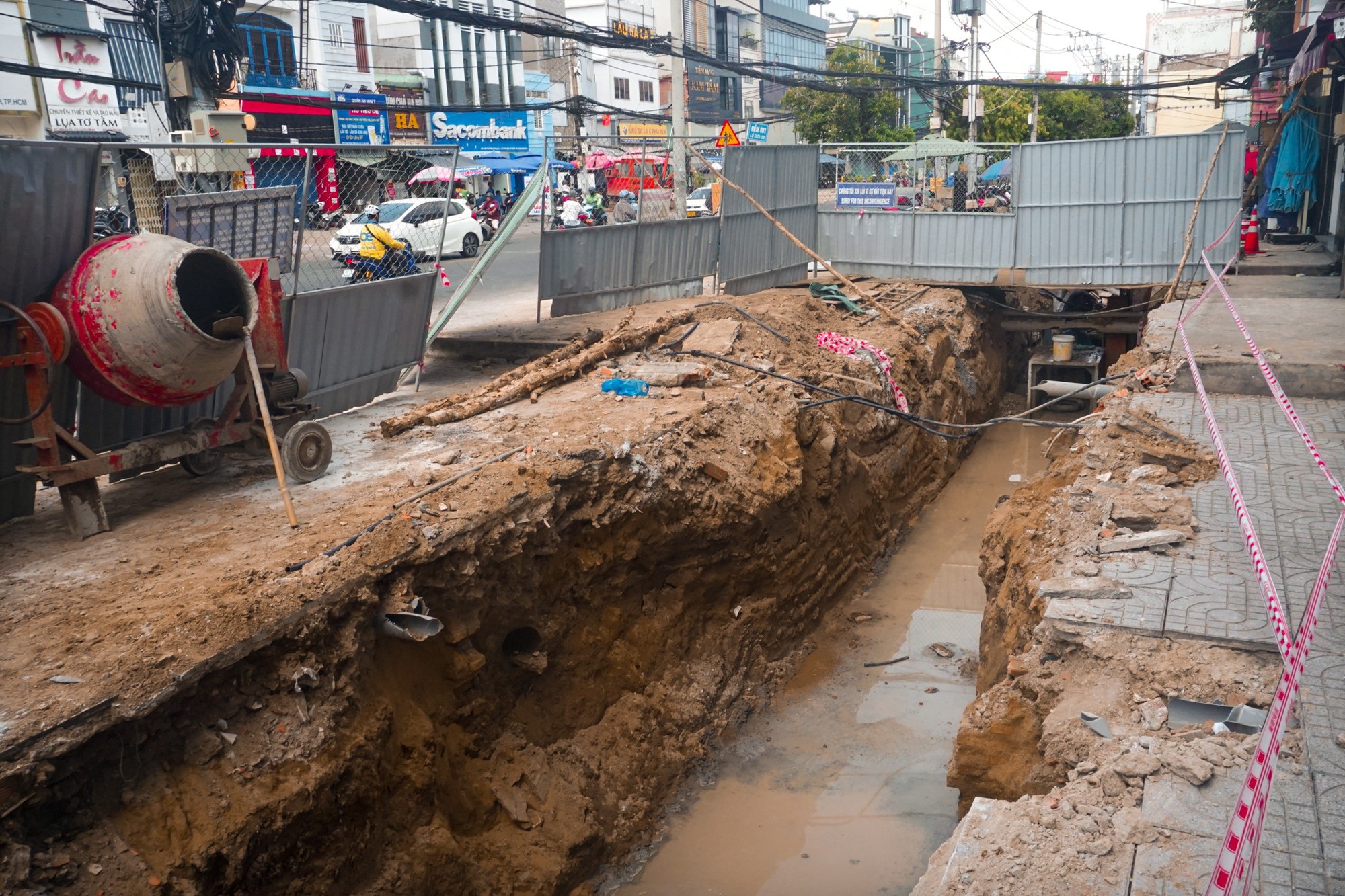 Hiện trạng khu vực đang được xây dựng tuyến metro dài 11 km, trị giá 2 tỷ USD, nối trung tâm TP. HCM với khu vực gần sân bay Tân Sơn Nhất- Ảnh 6.