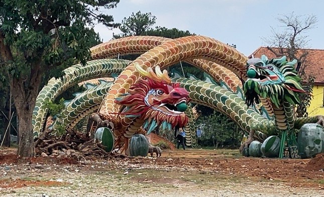 Bị phạt gần 100 triệu đồng vì mang linh vật rồng từ đường hoa Nguyễn Huệ lên lắp đặt ở Đà Lạt - Ảnh 1.