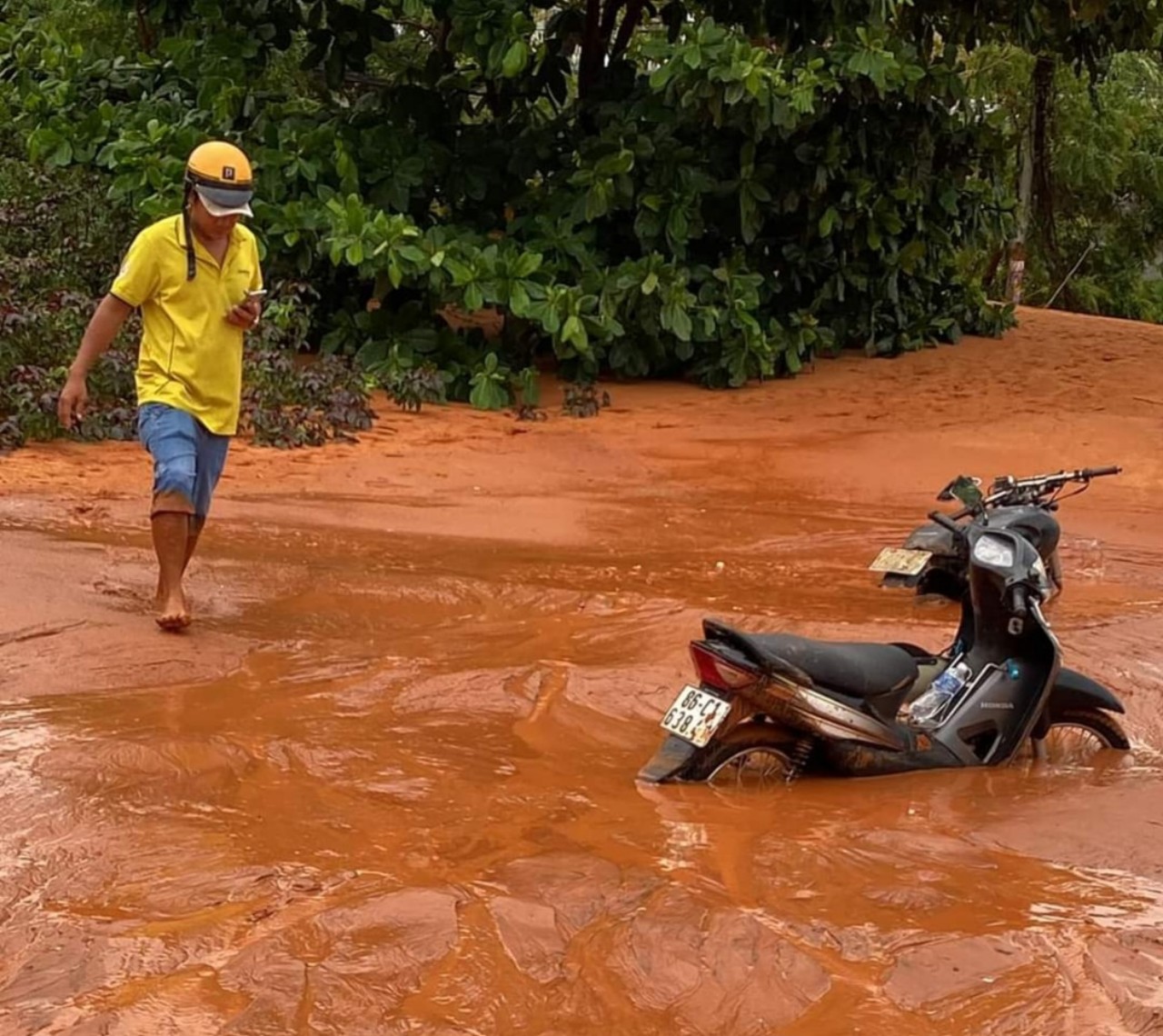 Lũ cát, bùn đỏ vùi lấp đường du lịch Mũi Né, nhiều nhà dân, xe cộ- Ảnh 3.